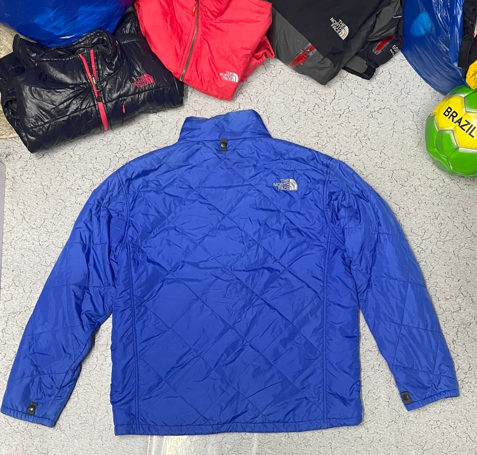The North Face thrift puffer jacket India detail view