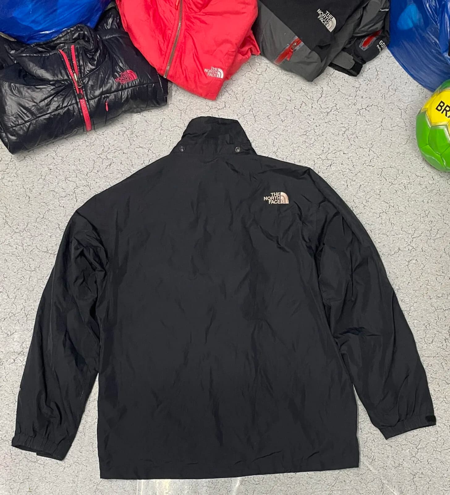 The North Face HyVent thrift winter jacket India detail view
