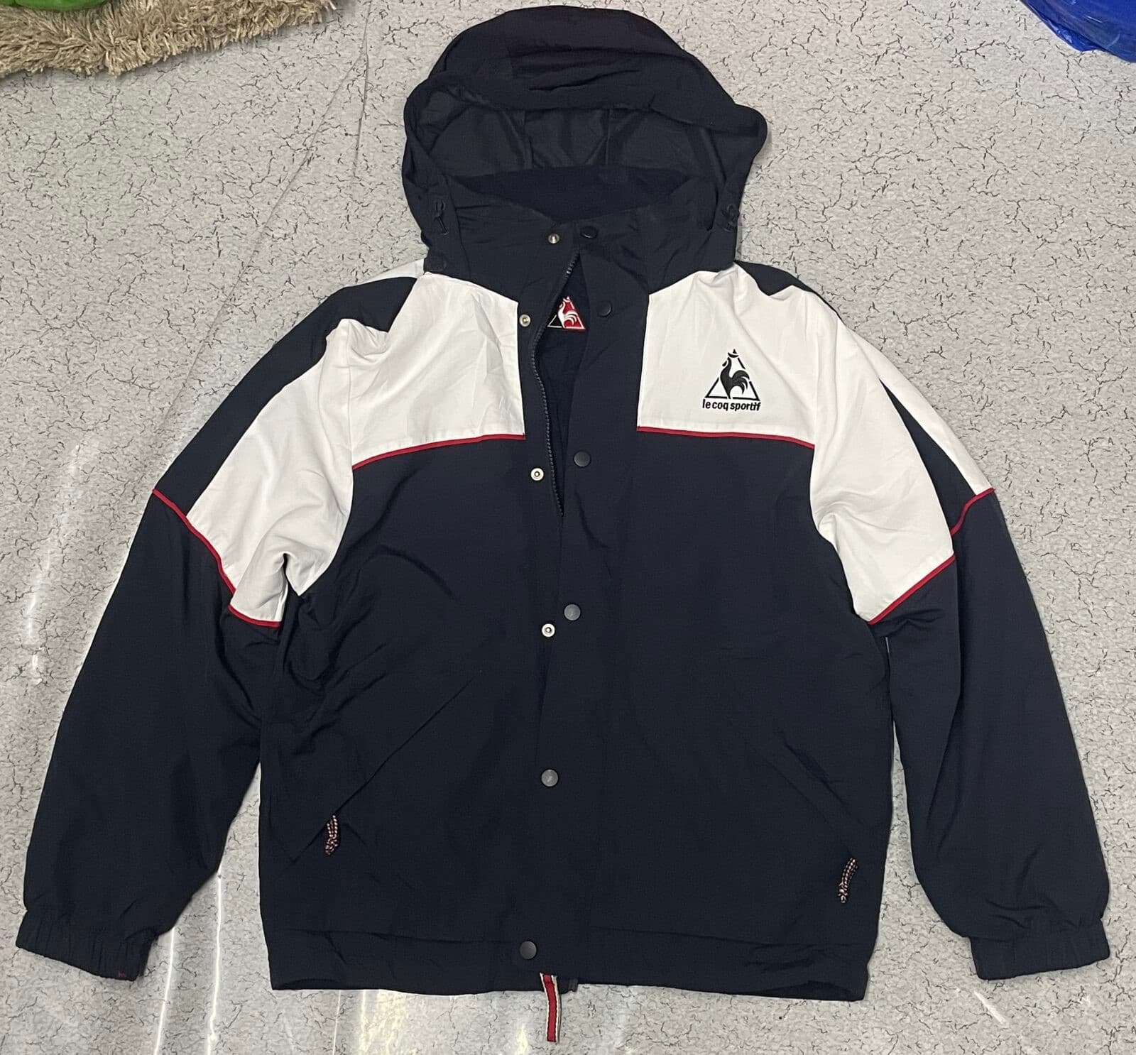 Branded thrift puffer jacket India detail view