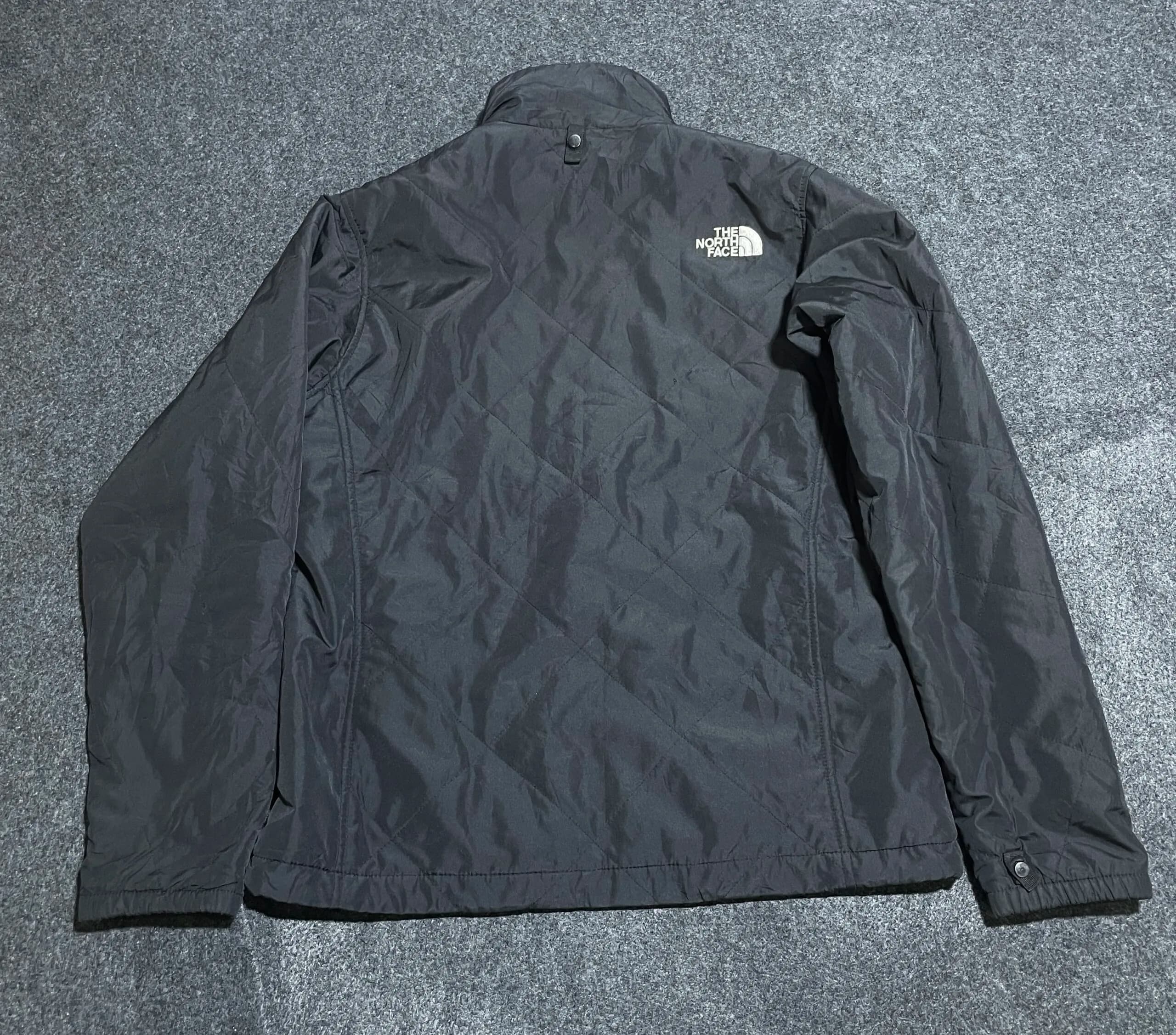 The North Face thrift puffer jacket India detail view