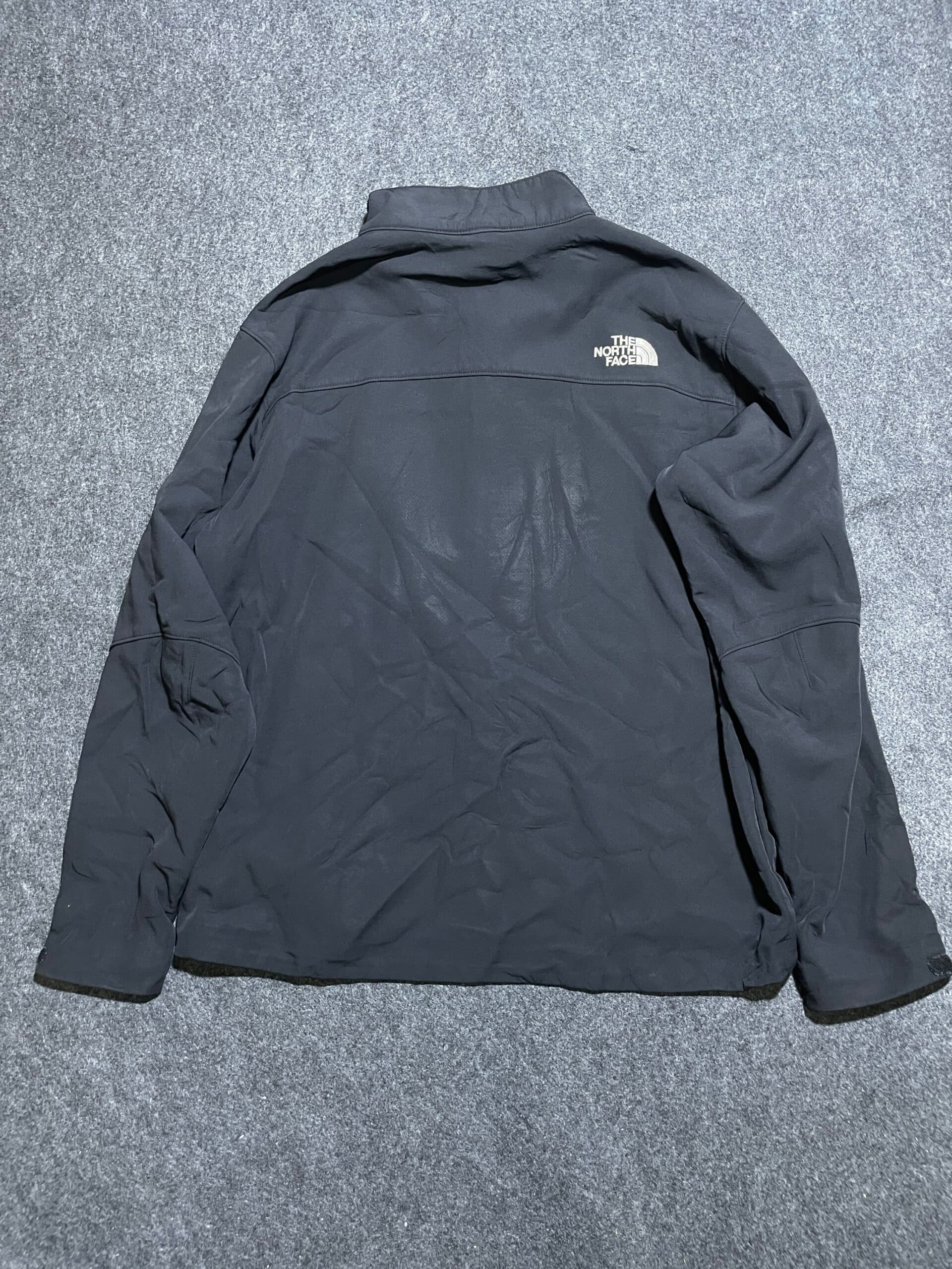 The North Face thrift softshell jacket India detail view