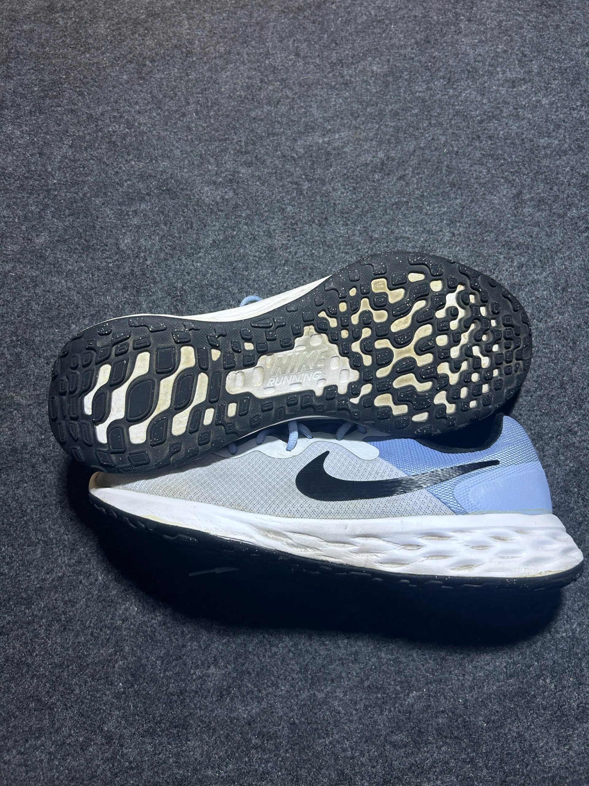 Nike thrift running shoes India close-up