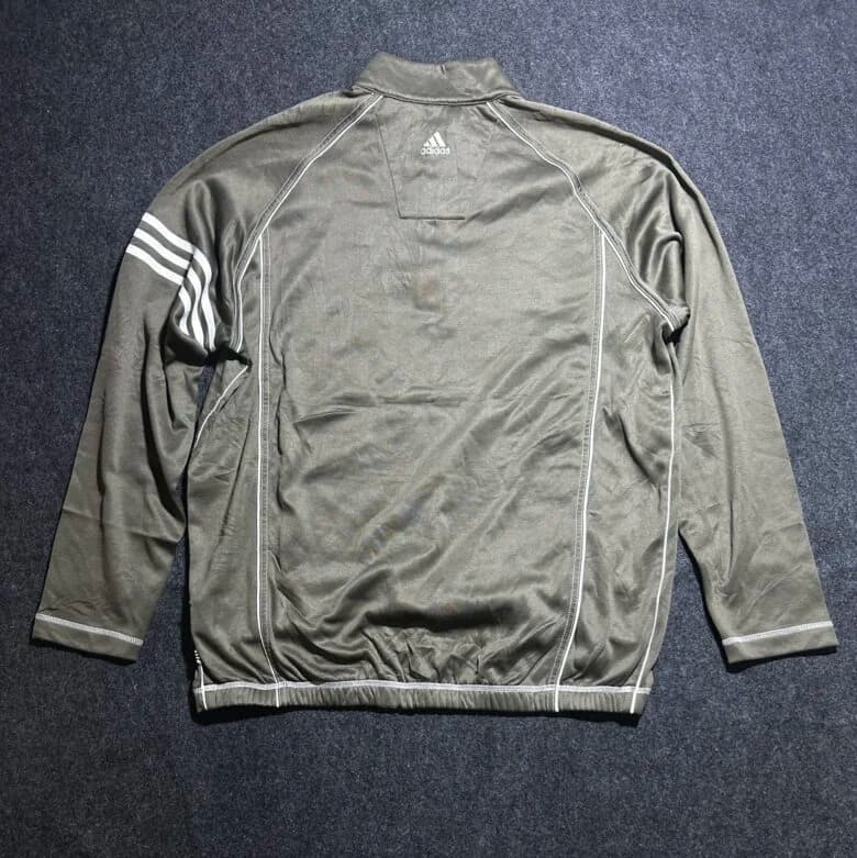 Adidas thrift t-shirt India detail view