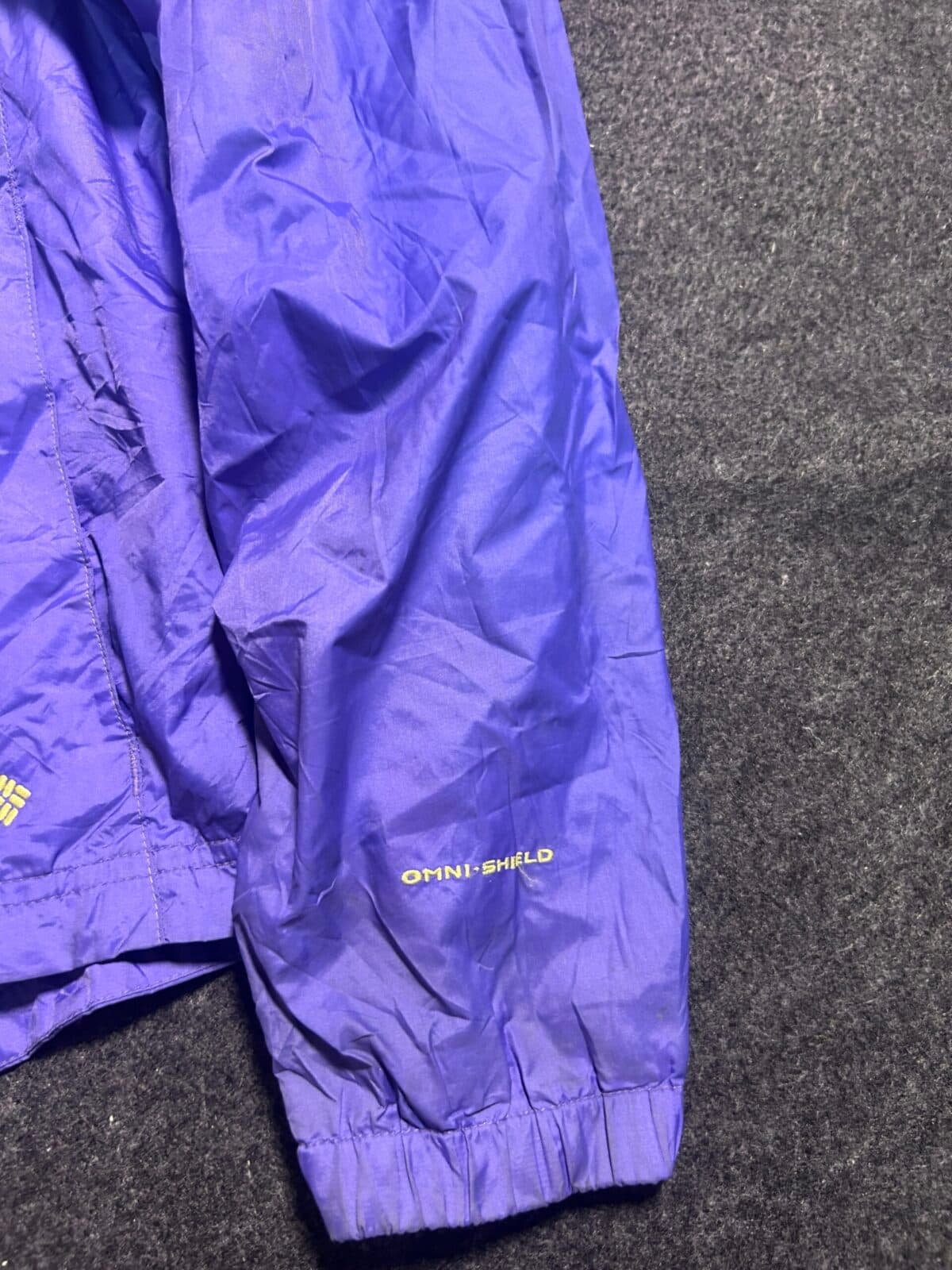 Columbia thrift windbreaker jacket India detail view