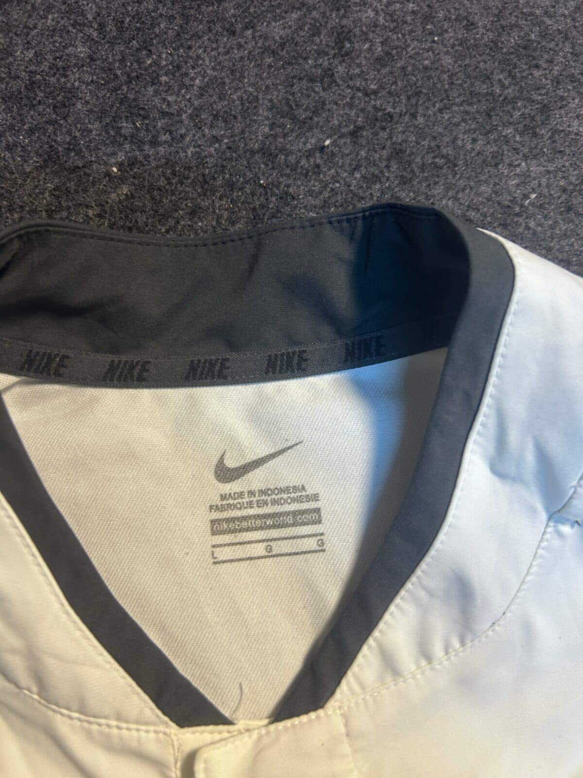Nike thrift windbreaker jacket India detail view