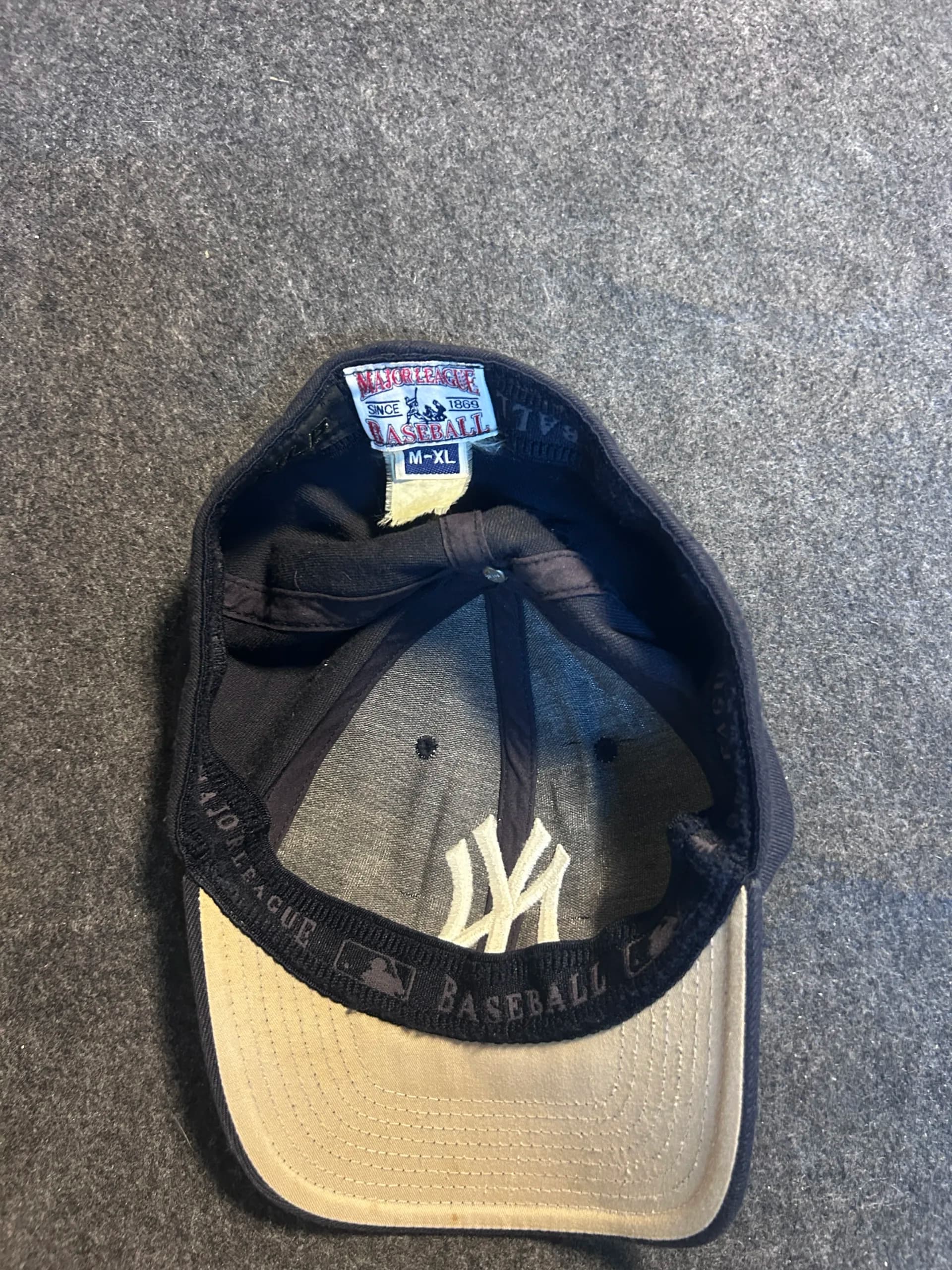 Vintage New York Yankees MLB Black Fitted Cap | L/XL thrift clothing India detail view