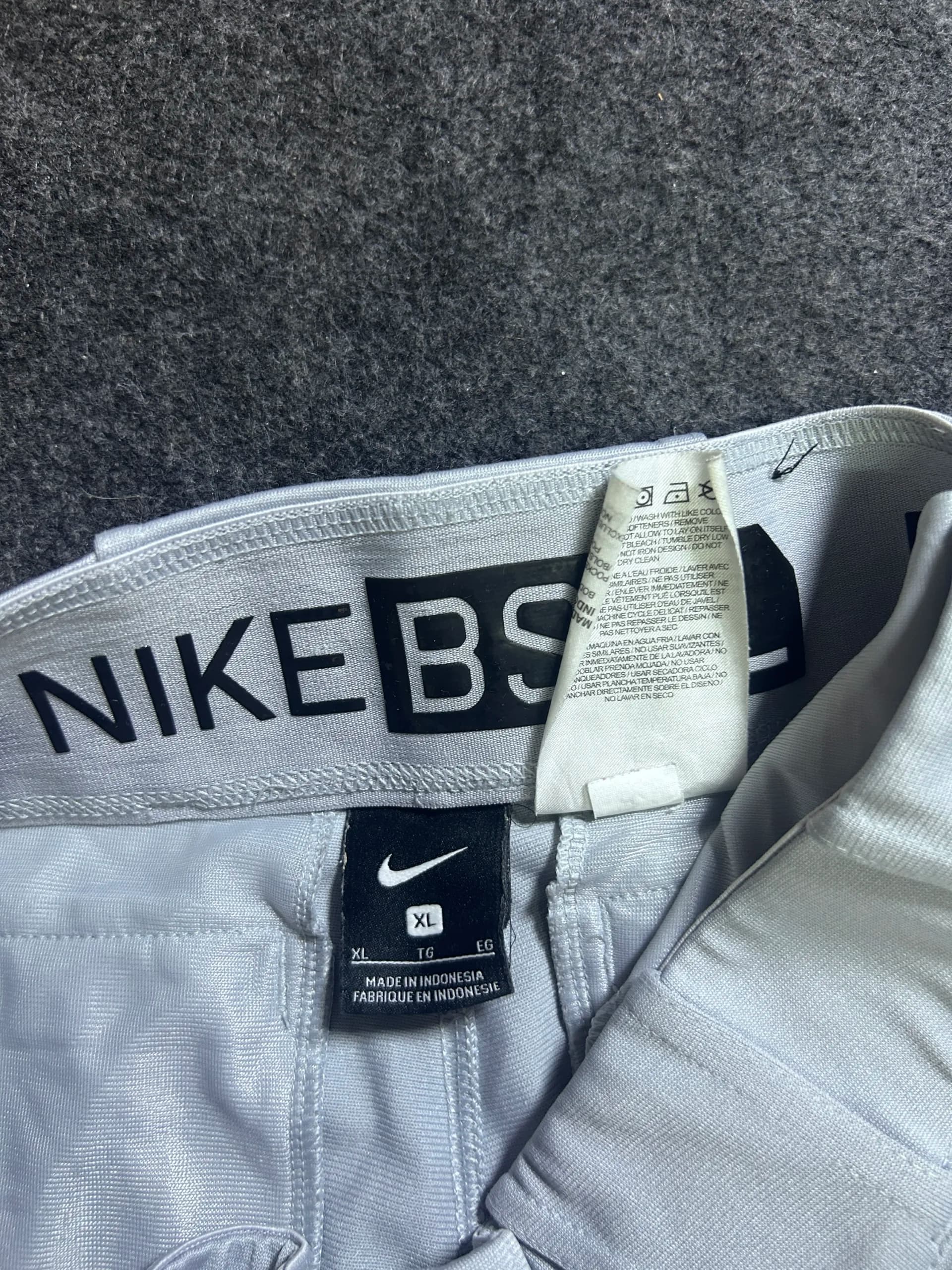 Nike thrift pants India detail view