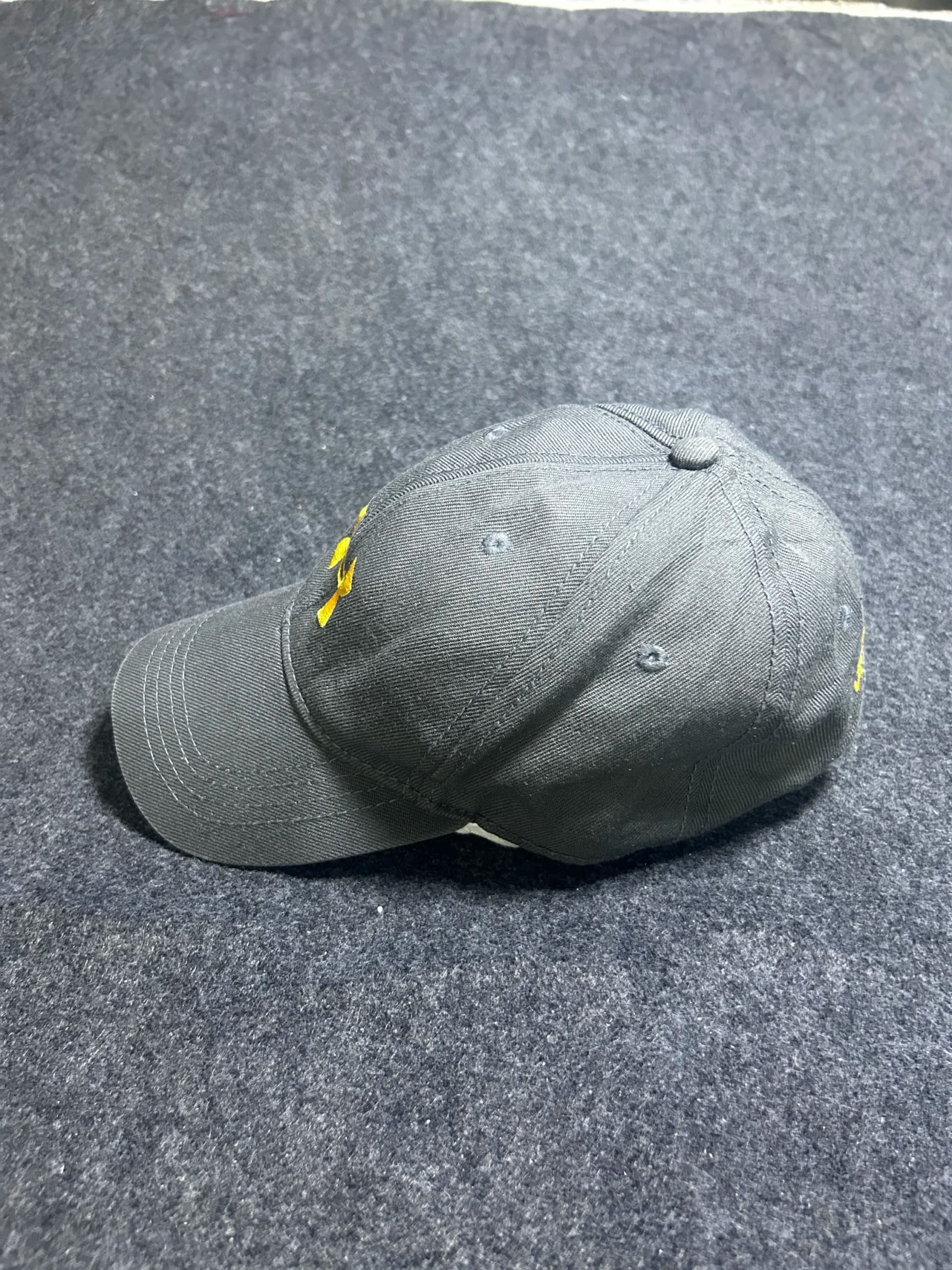 Under Armour thrift clothing India detail view