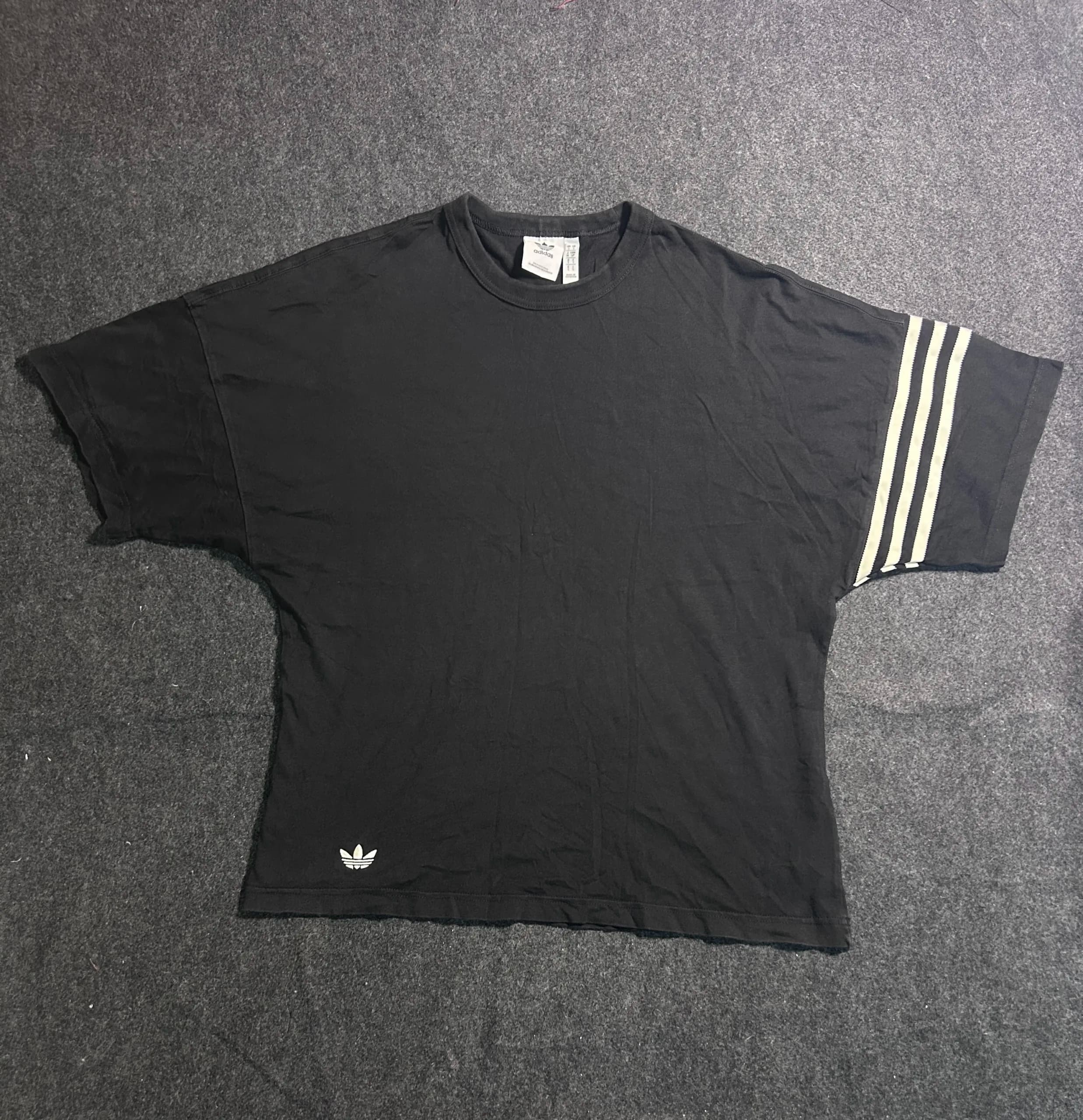 Adidas thrift t-shirt India detail view