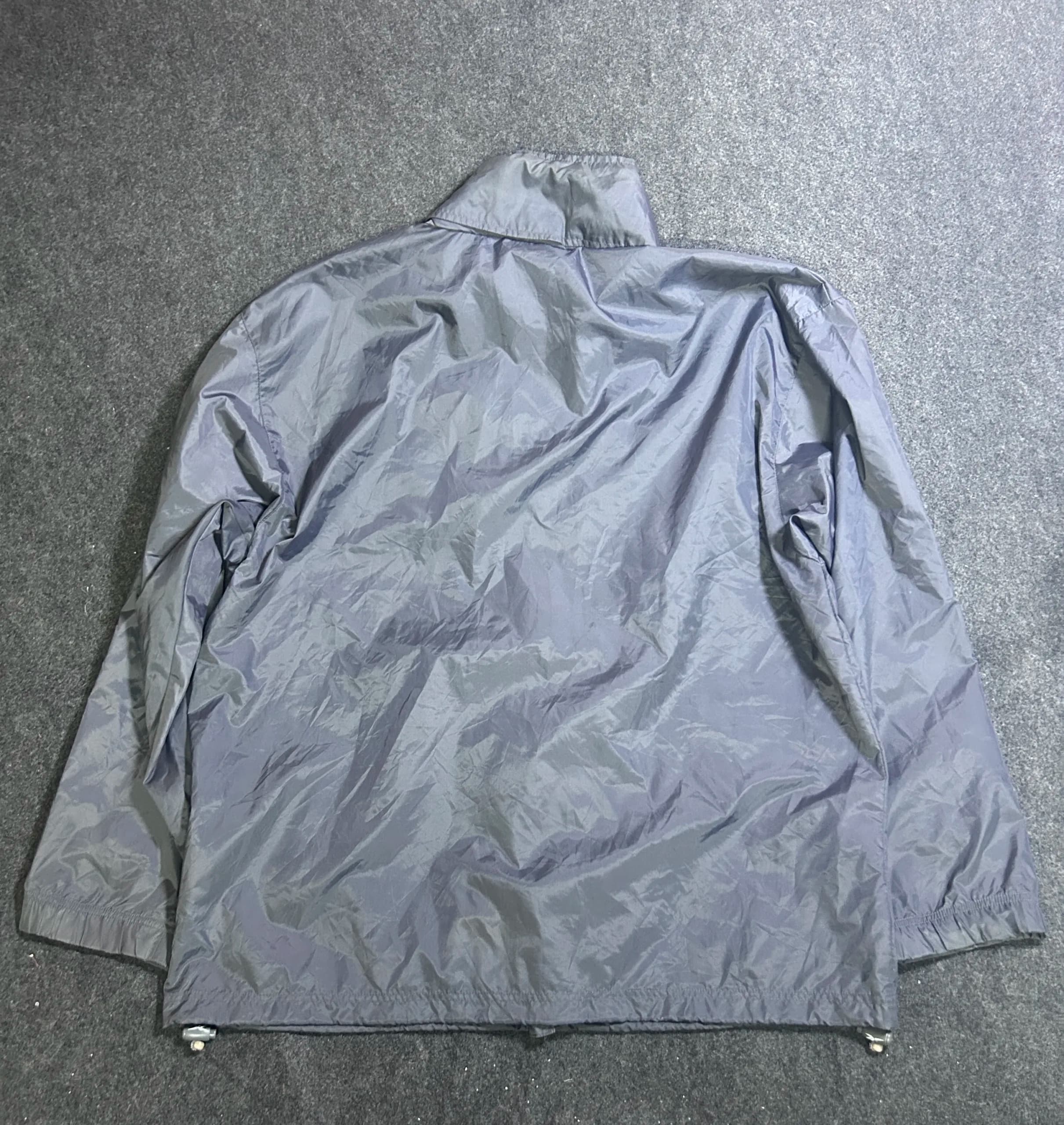 Reebok thrift windbreaker jacket India detail view