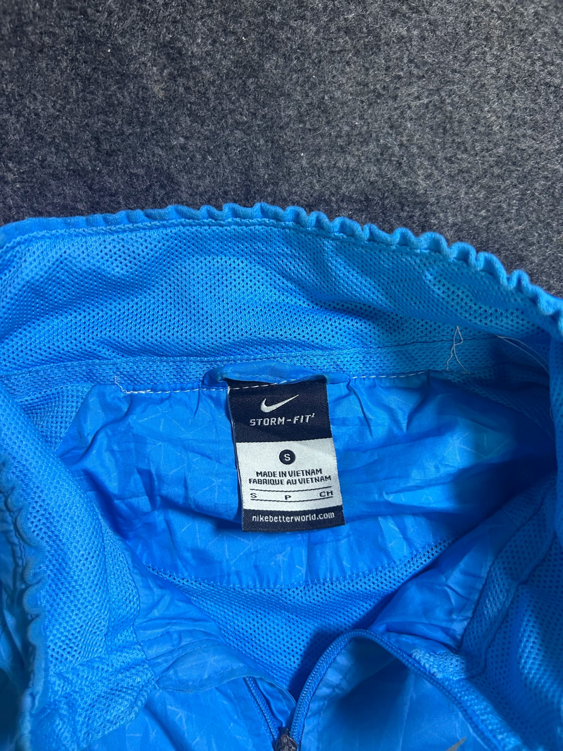 Nike thrift windbreaker jacket India close-up
