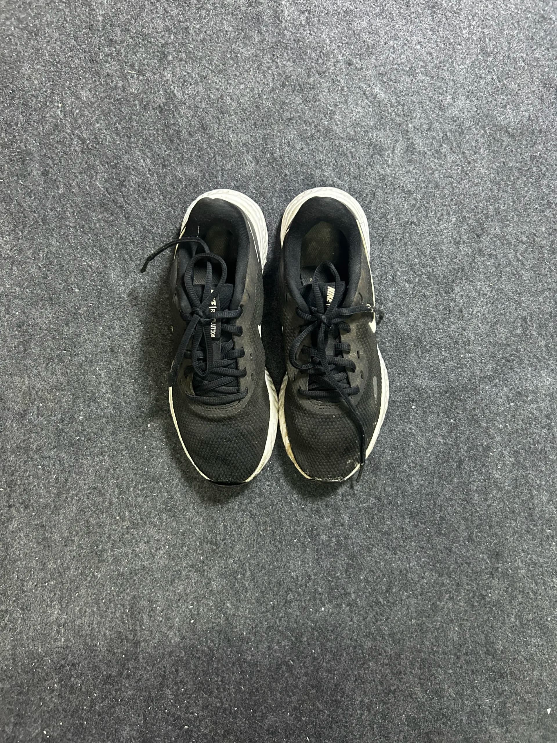 Nike thrift running shoes India detail view