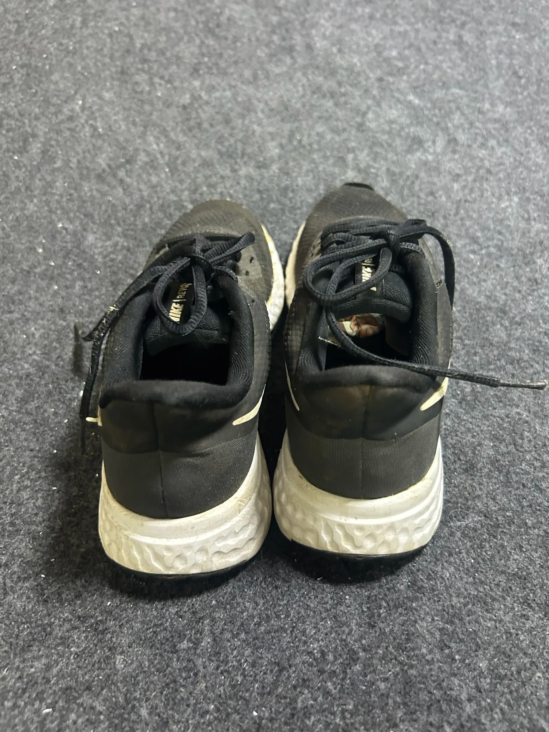Nike thrift running shoes India close-up