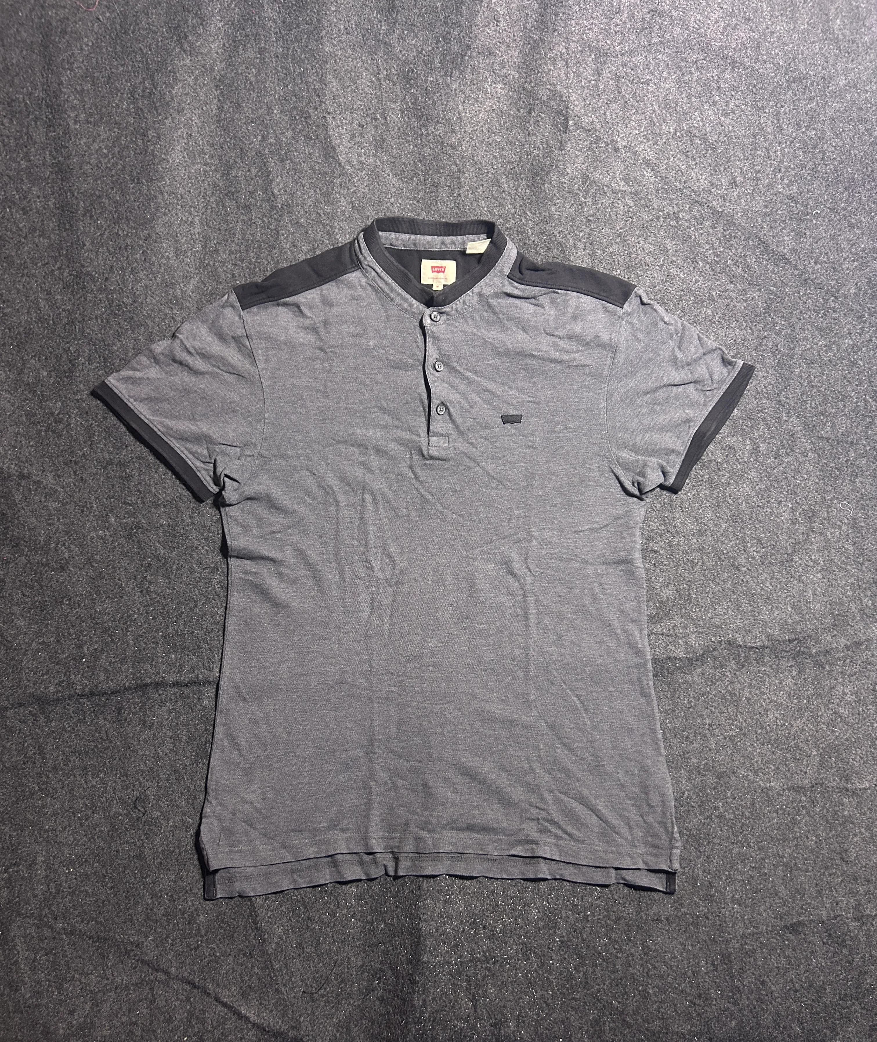 Levi’s Grey Polo T-Shirt – Contrast Collar & Shoulder Detail | M