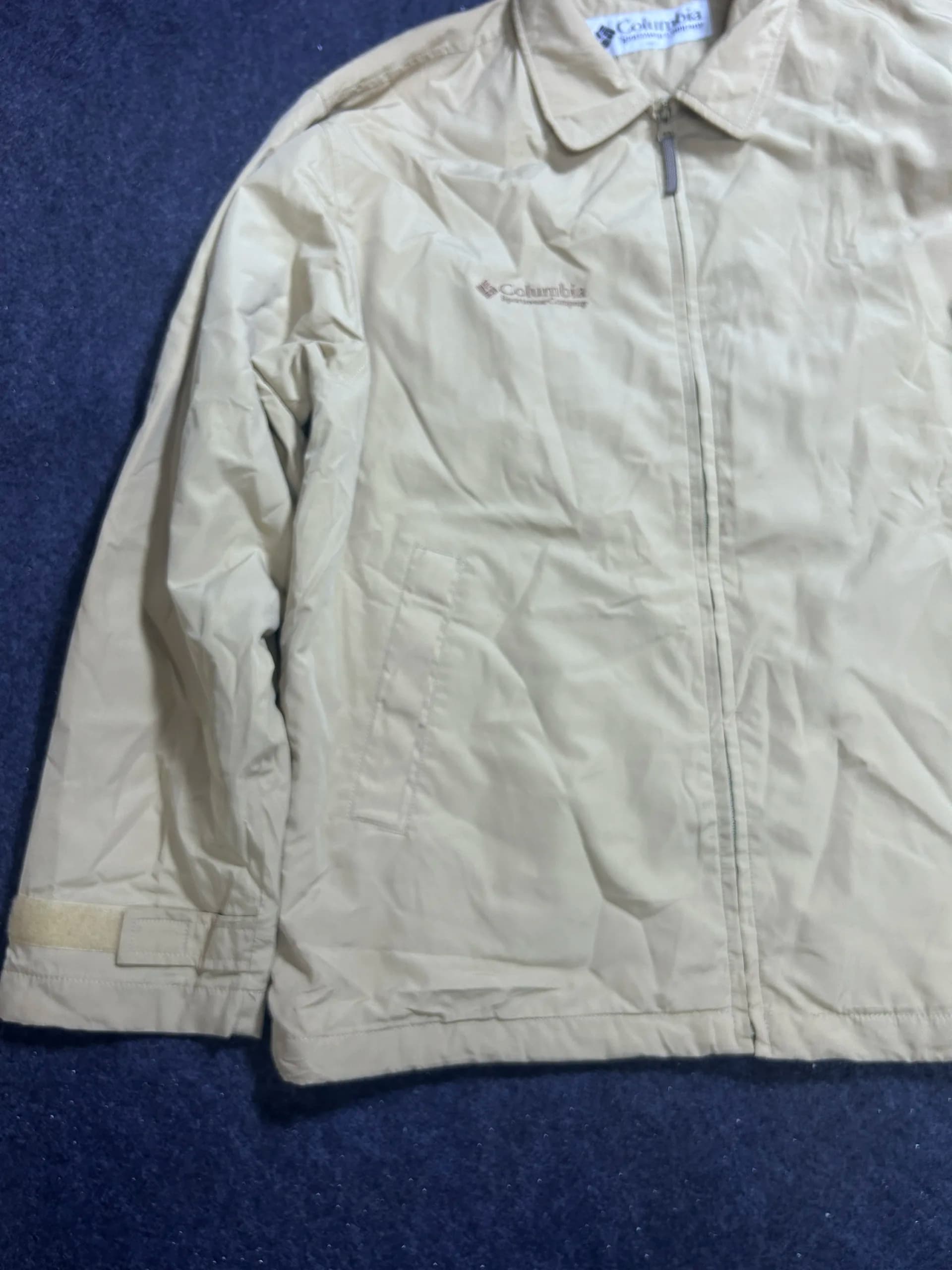 Columbia thrift windbreaker jacket India close-up