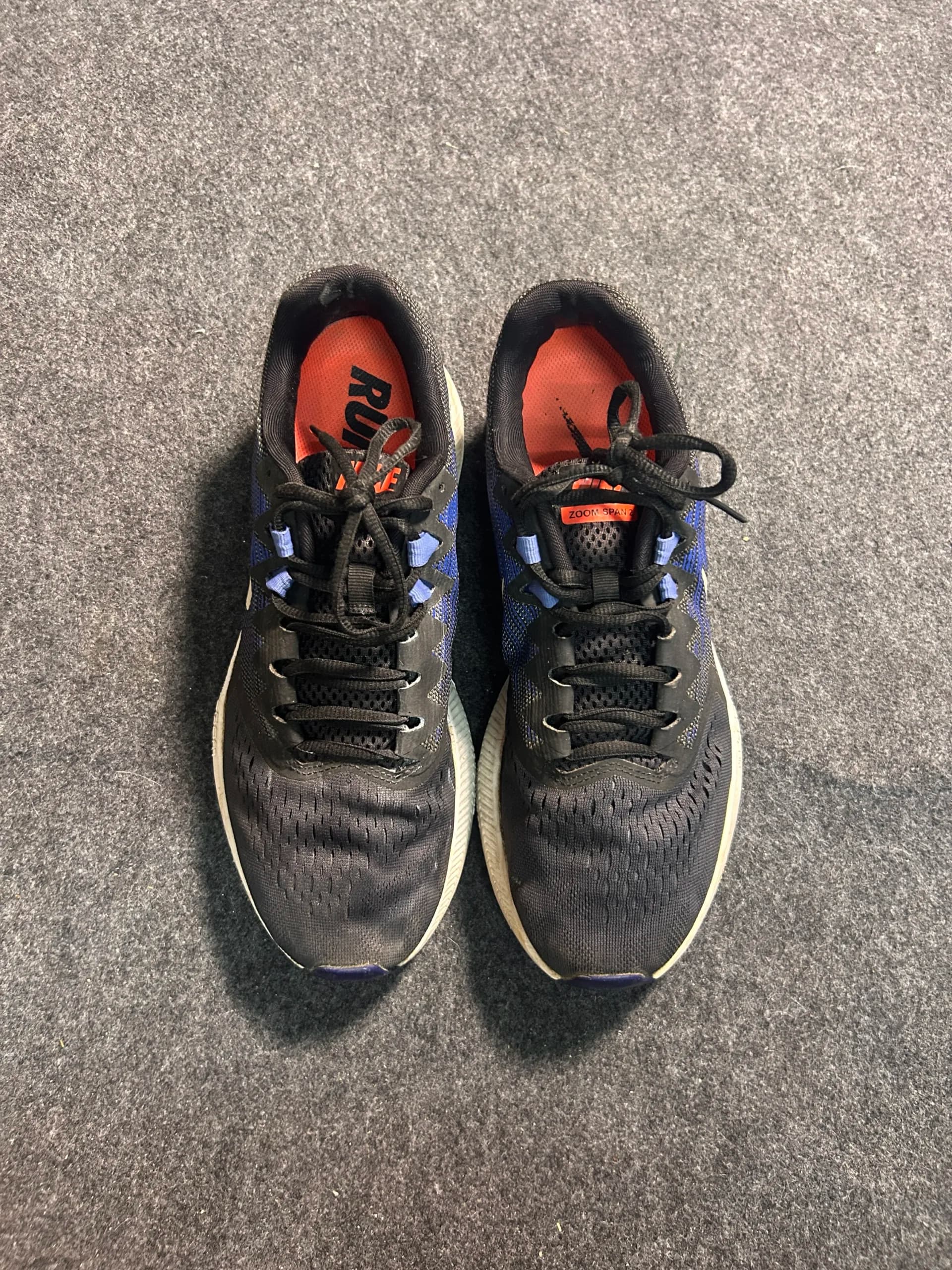 Nike thrift running shoes India close-up