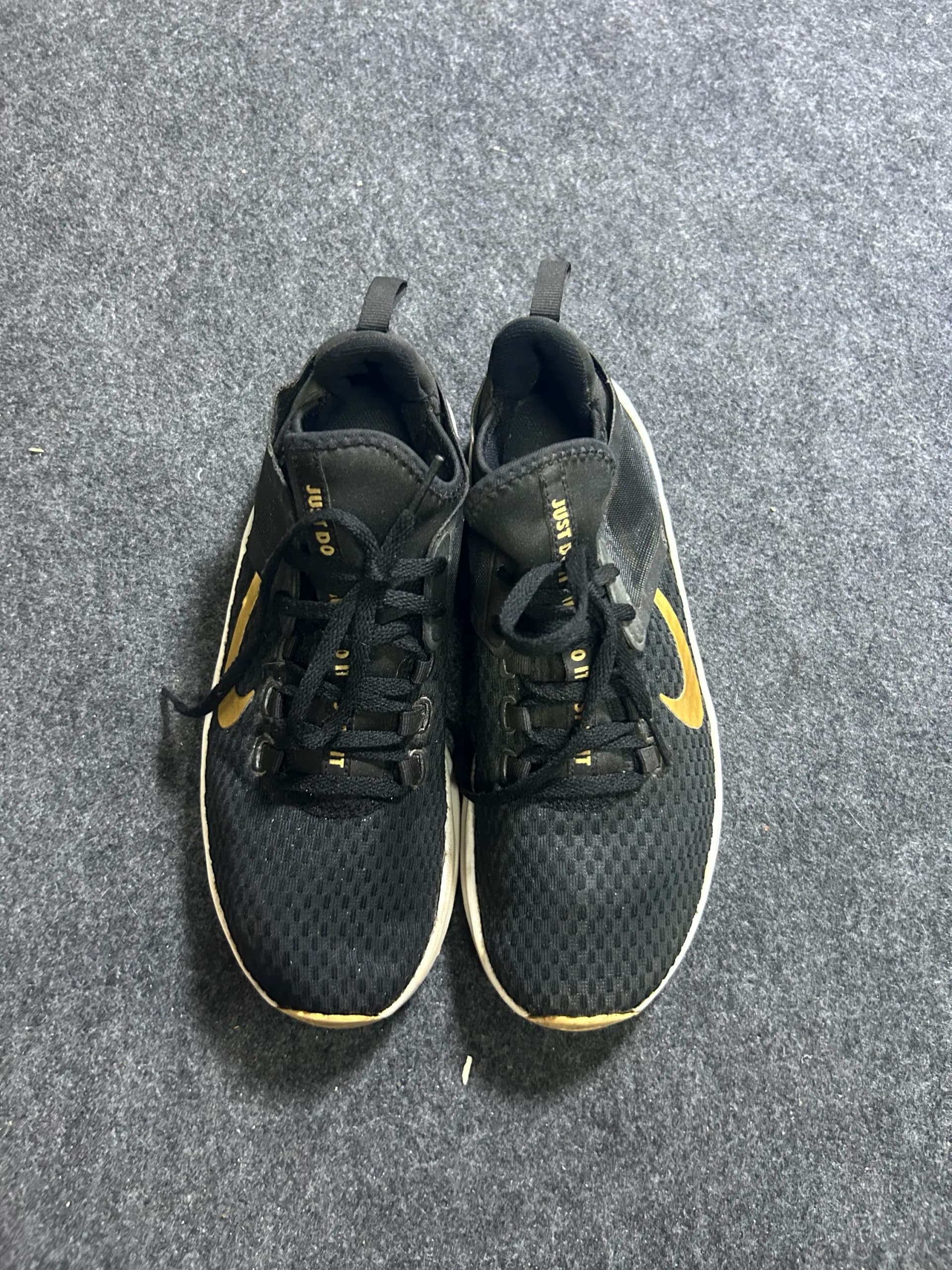 Nike thrift running shoes India detail view