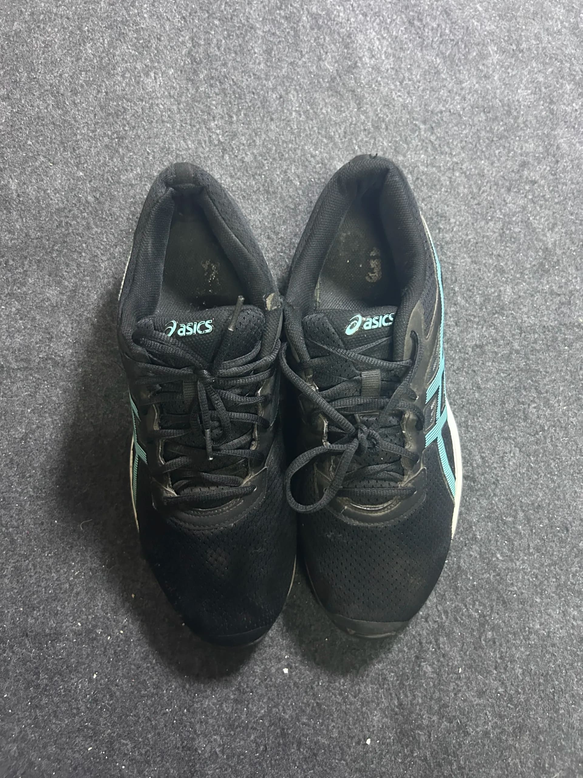 Branded thrift running shoes India close-up
