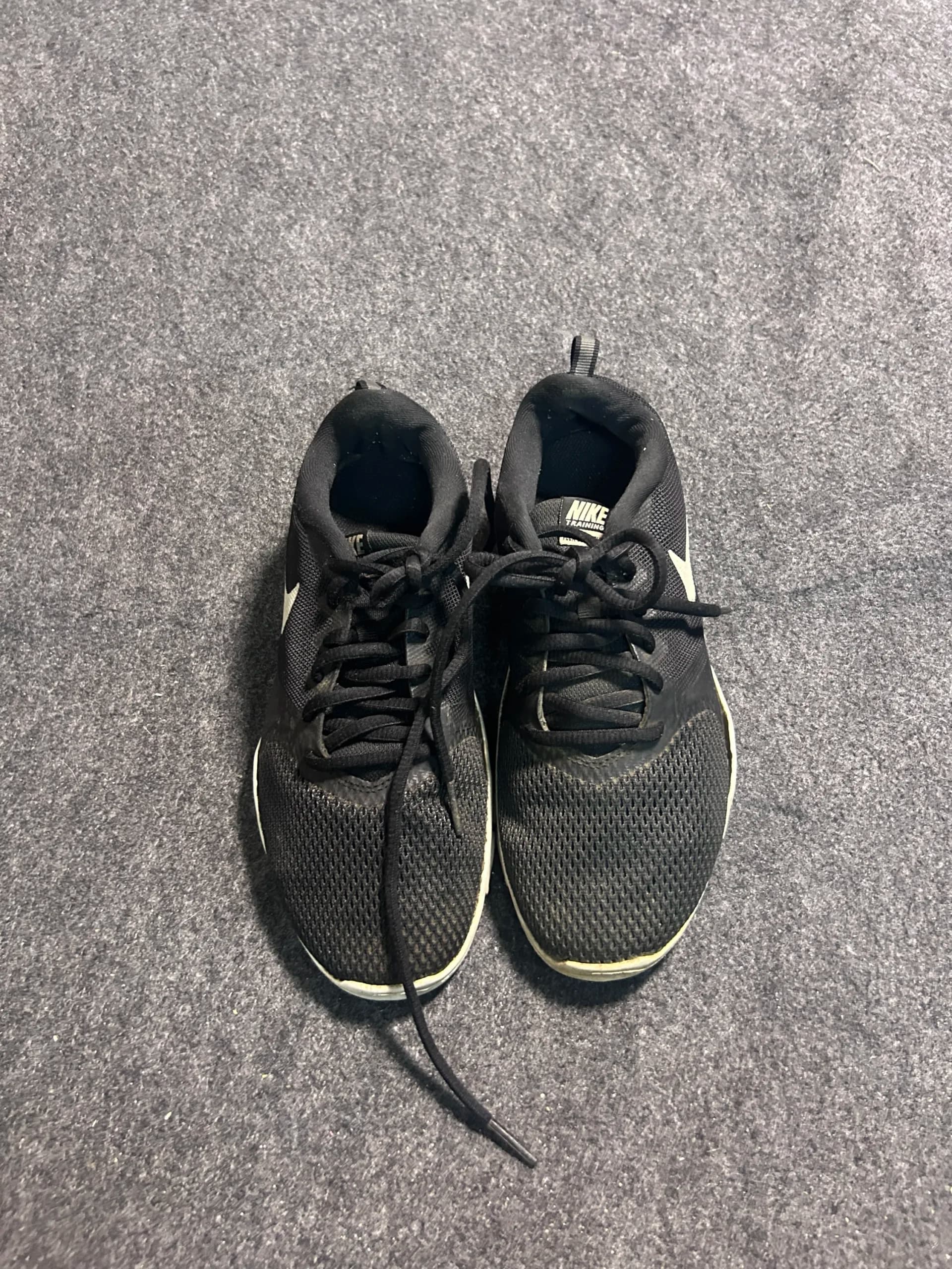 Nike thrift running shoes India detail view
