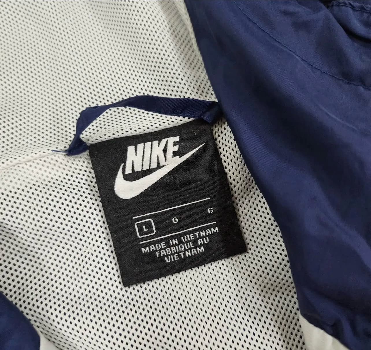 Nike thrift windbreaker jacket India close-up
