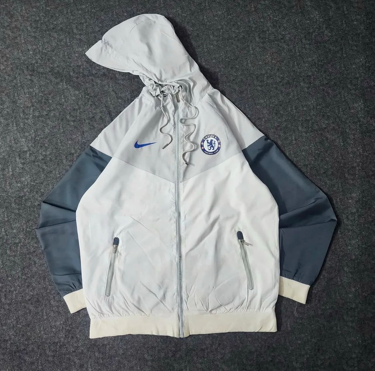 Nike thrift windbreaker jacket India