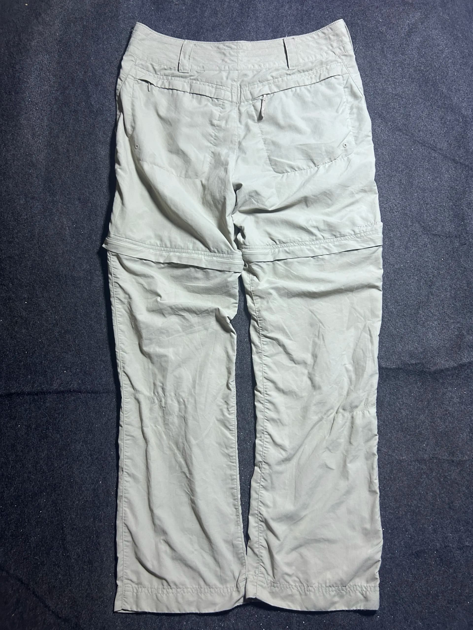 Columbia thrift cargo pants India detail view