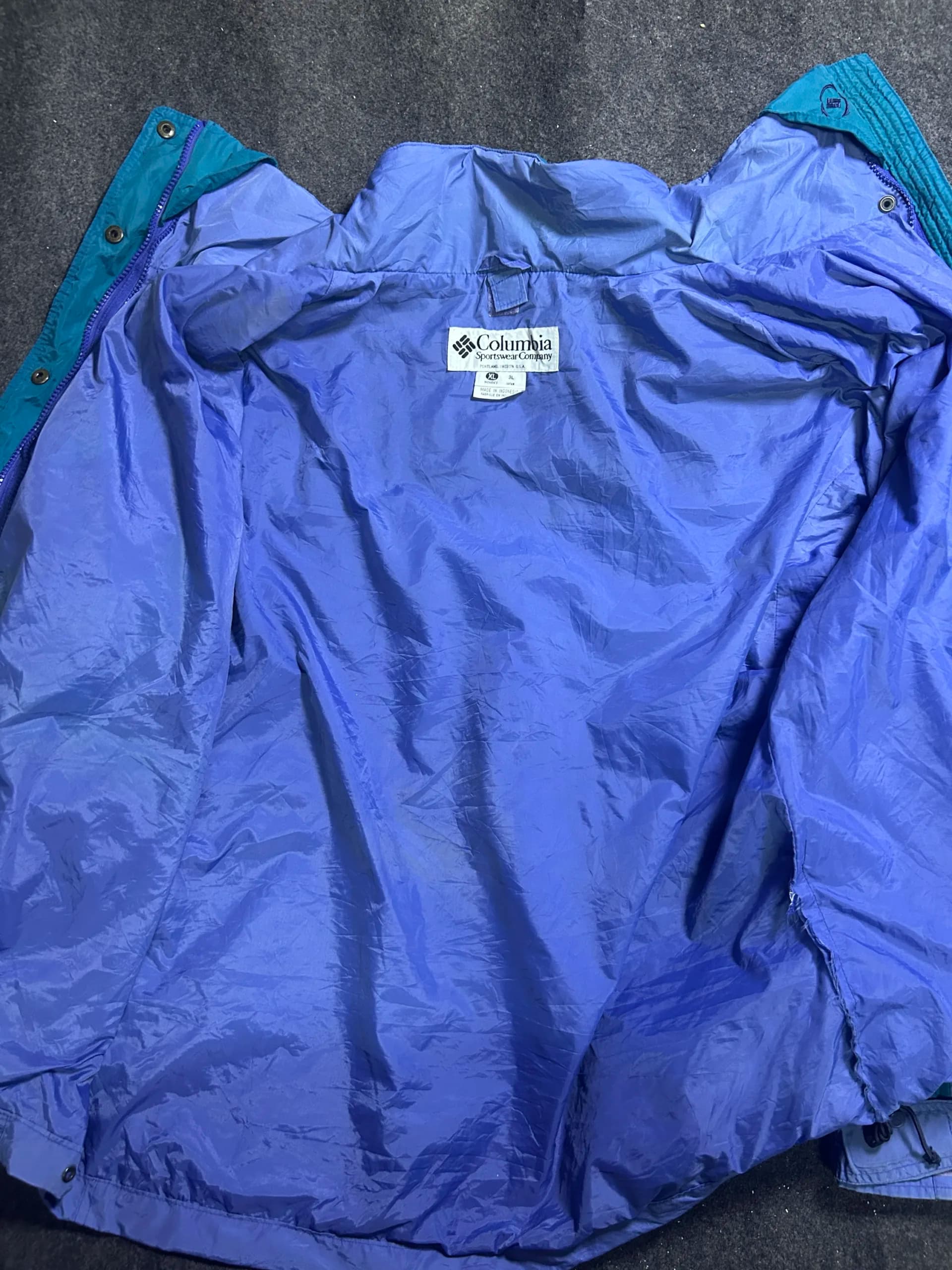 Columbia thrift windbreaker jacket India detail view