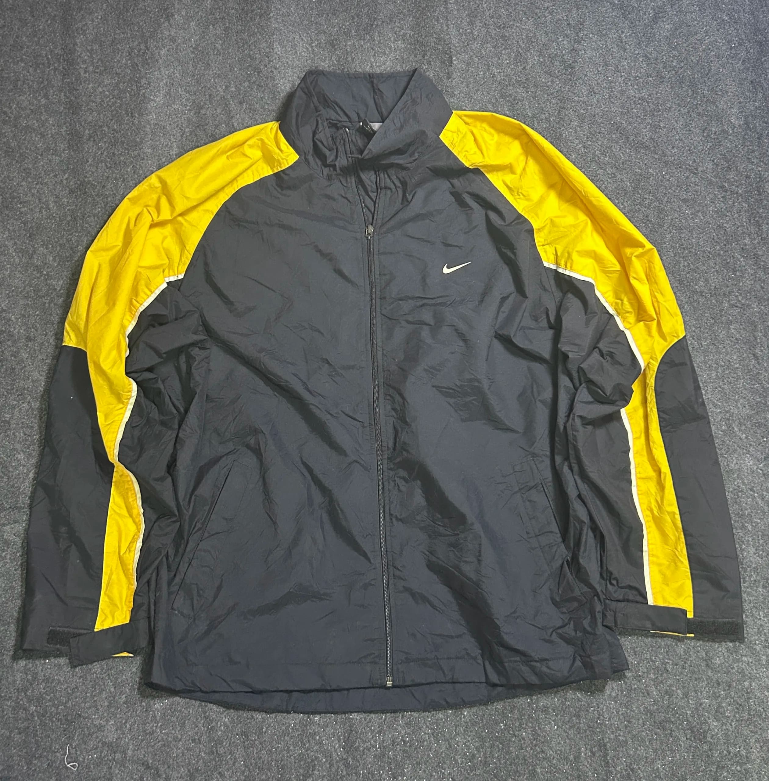 Nike thrift windbreaker jacket India