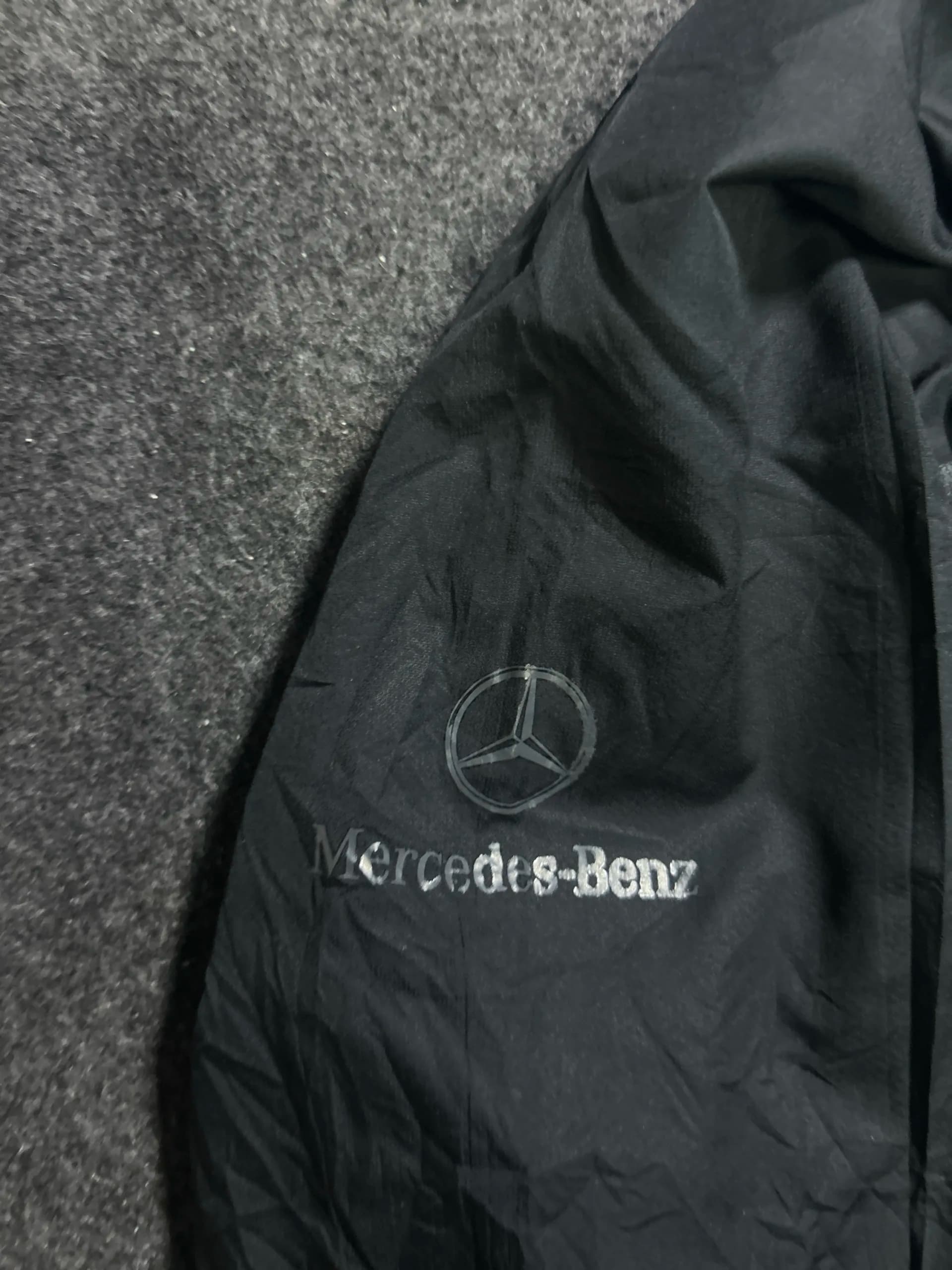 Nike Dri-FIT thrift windbreaker jacket India close-up
