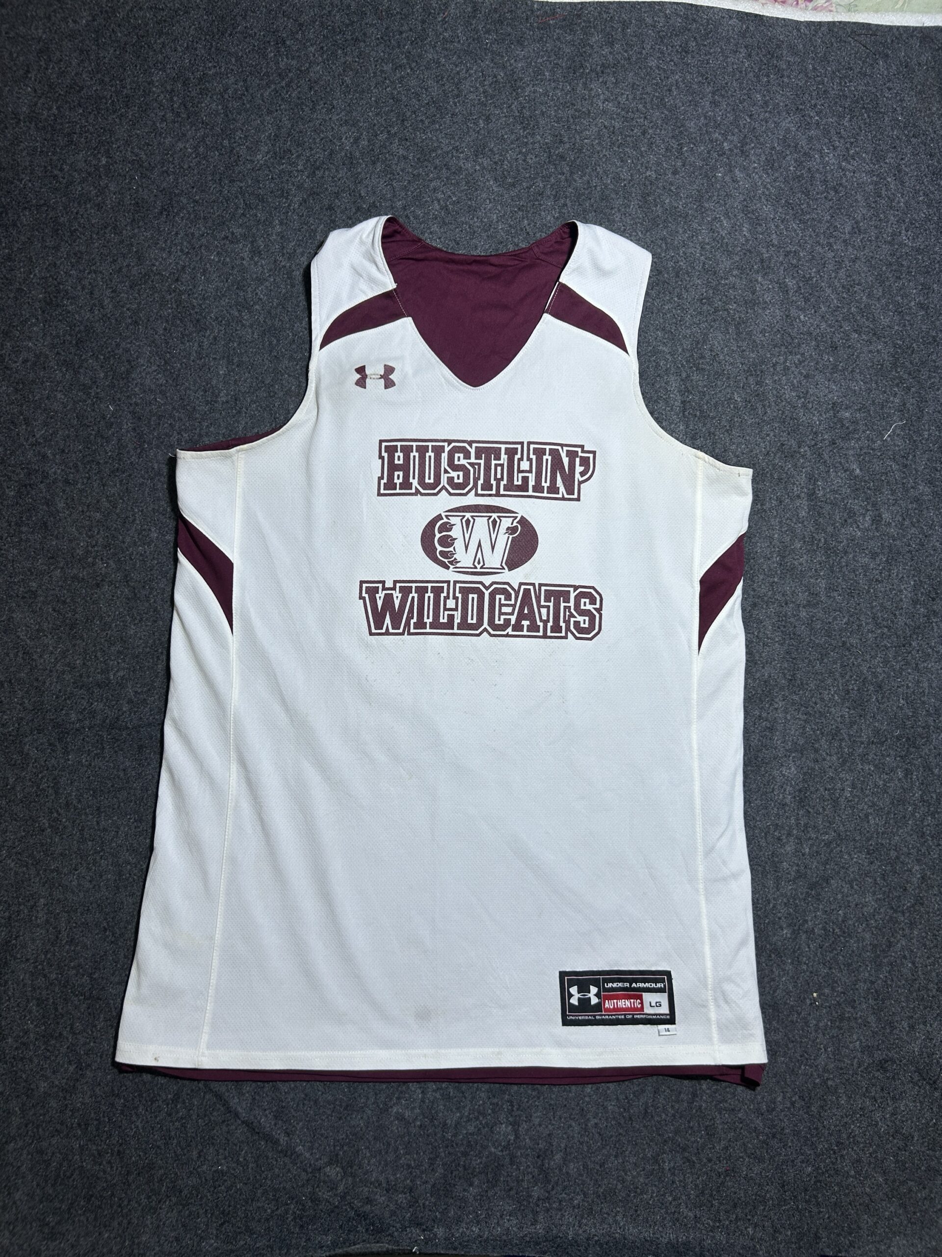 Under Armour Reversible Hustlin Wildcats Jersey (White/Maroon) Size L Oversized Fit
