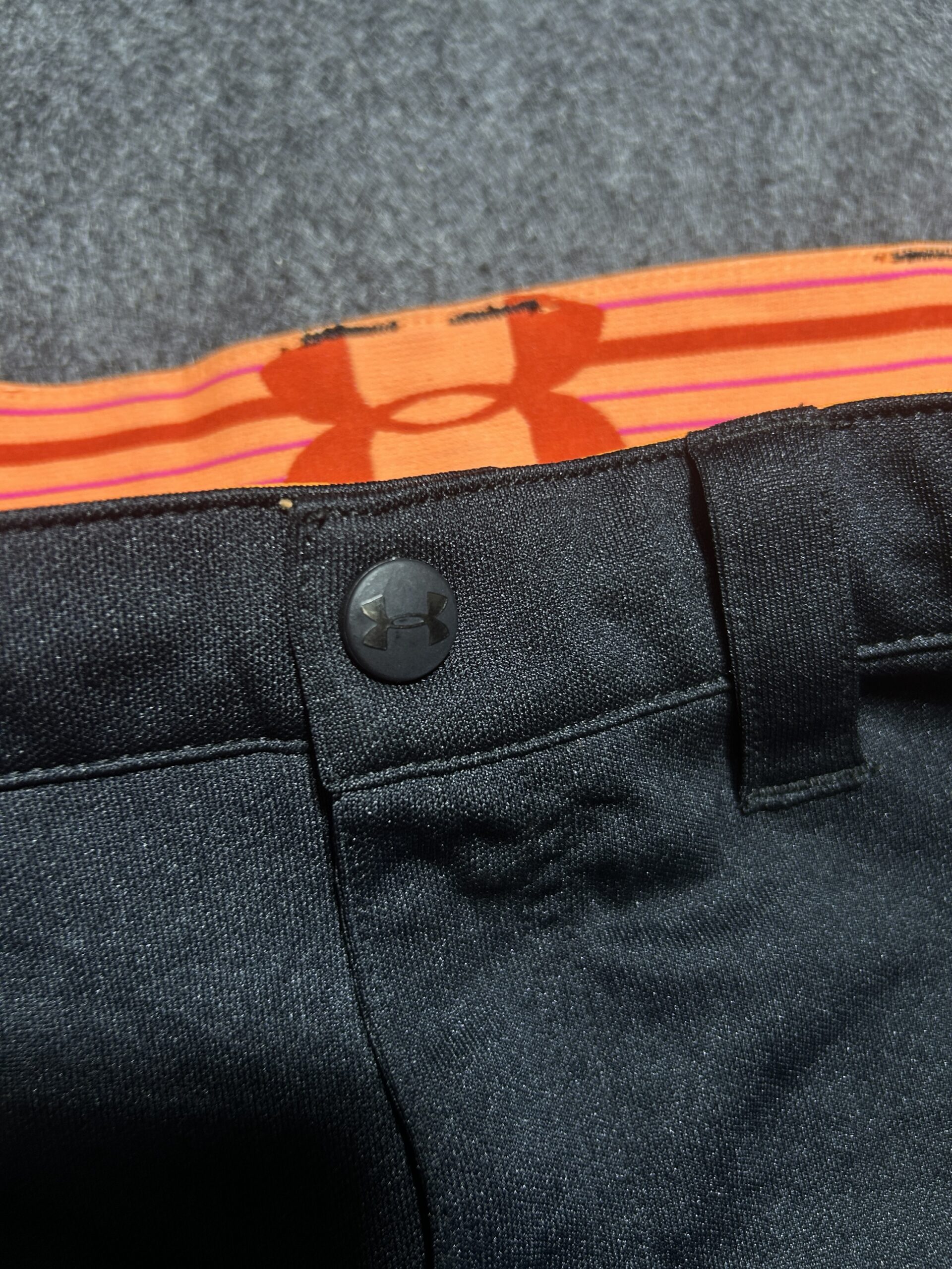 Under Armour Performance Capri Pants – Black | Size M (Waist 32)
