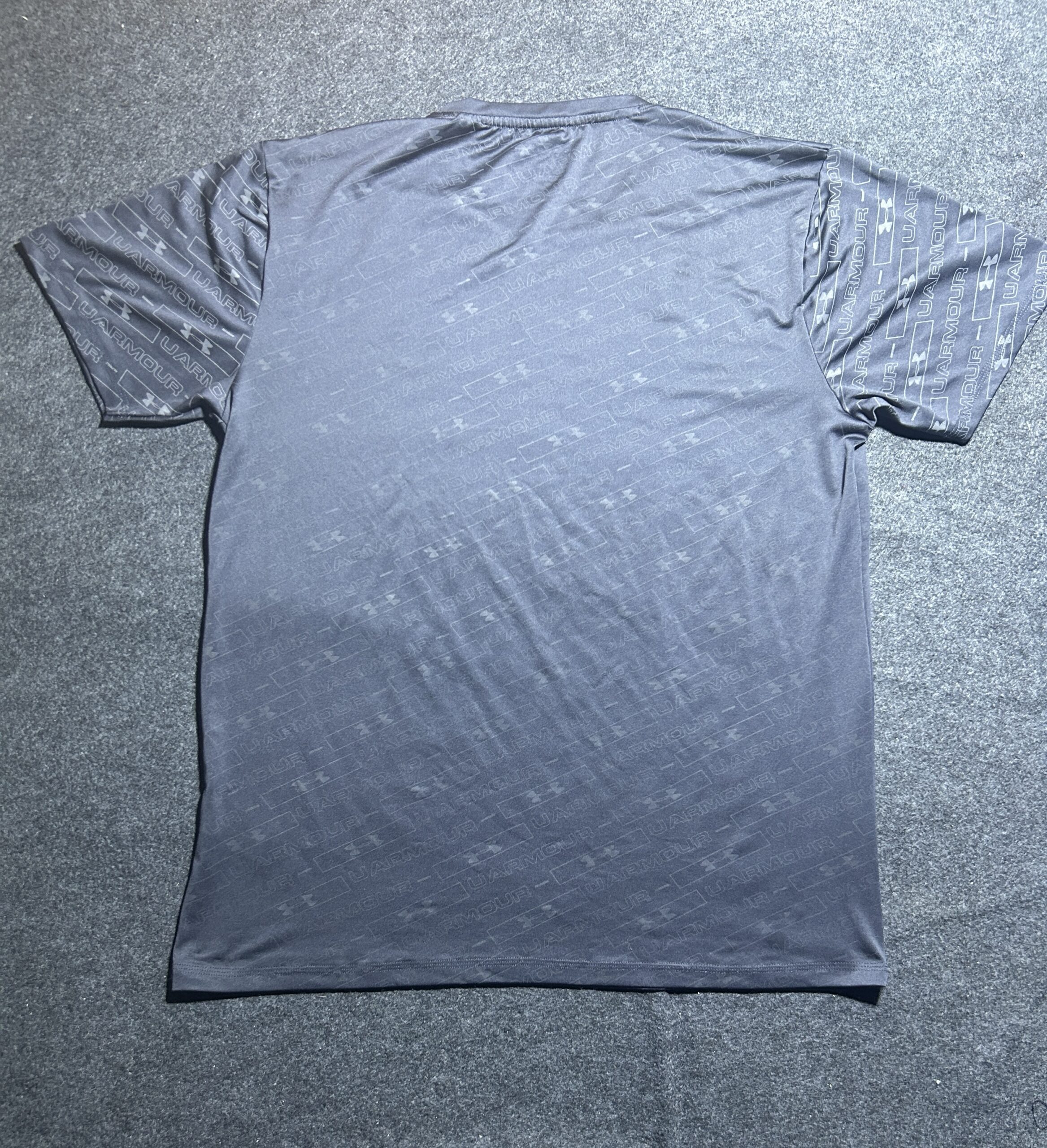 Under Armour HeatGear Printed Performance T-Shirt (Dark Grey) – Size L/XL Fit
