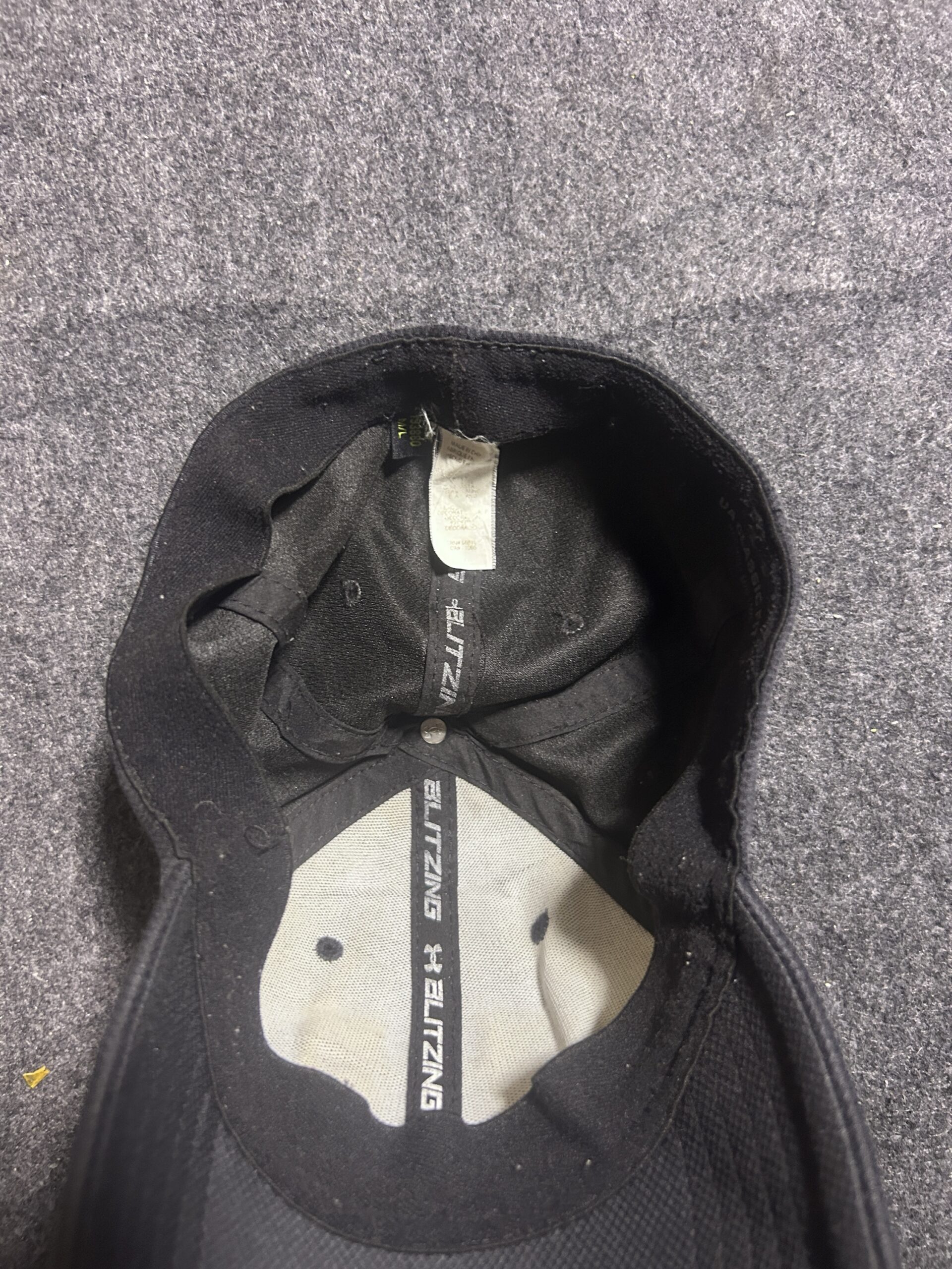 Under Armour Blitzing Stretch Fit Black Cap M/L Performance Hat