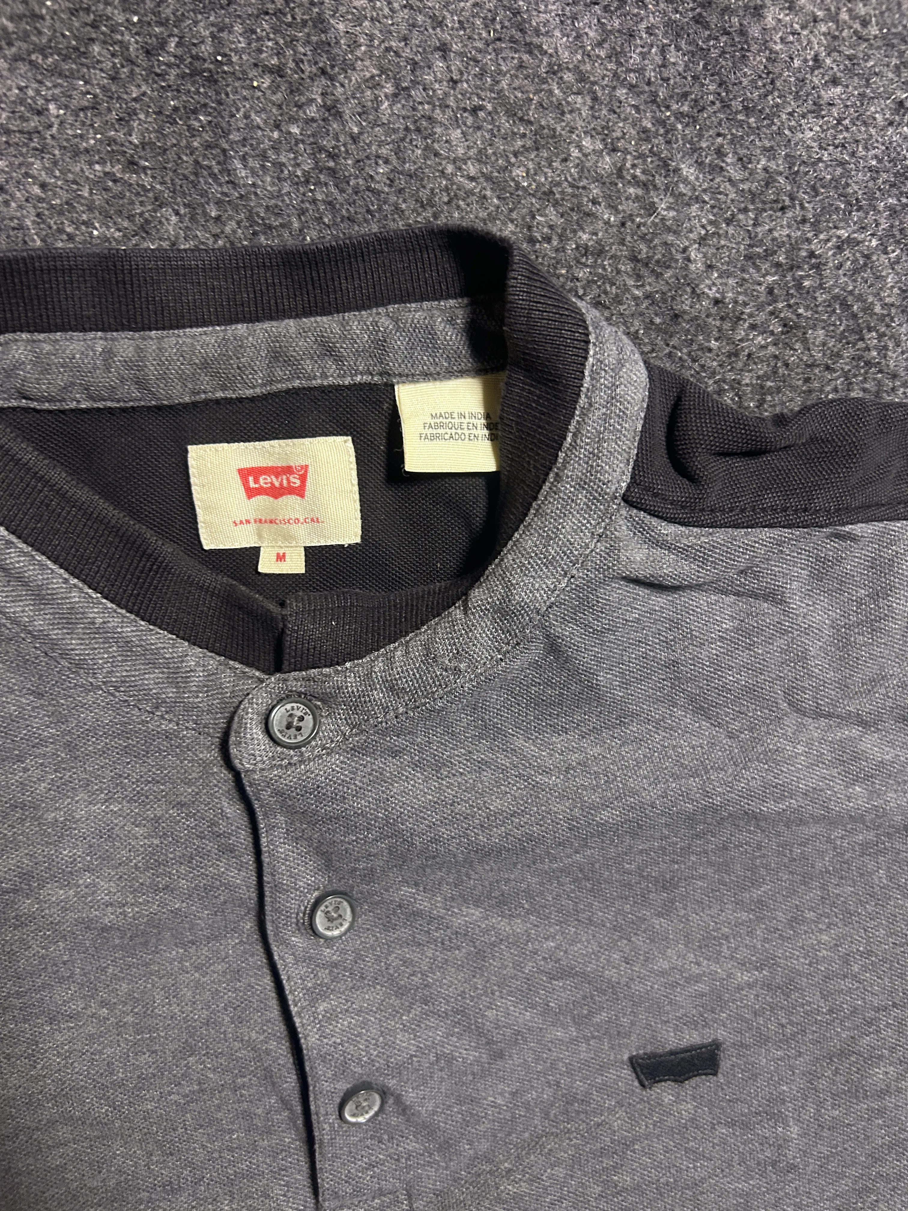 Levi’s Grey Polo T-Shirt – Contrast Collar & Shoulder Detail | M