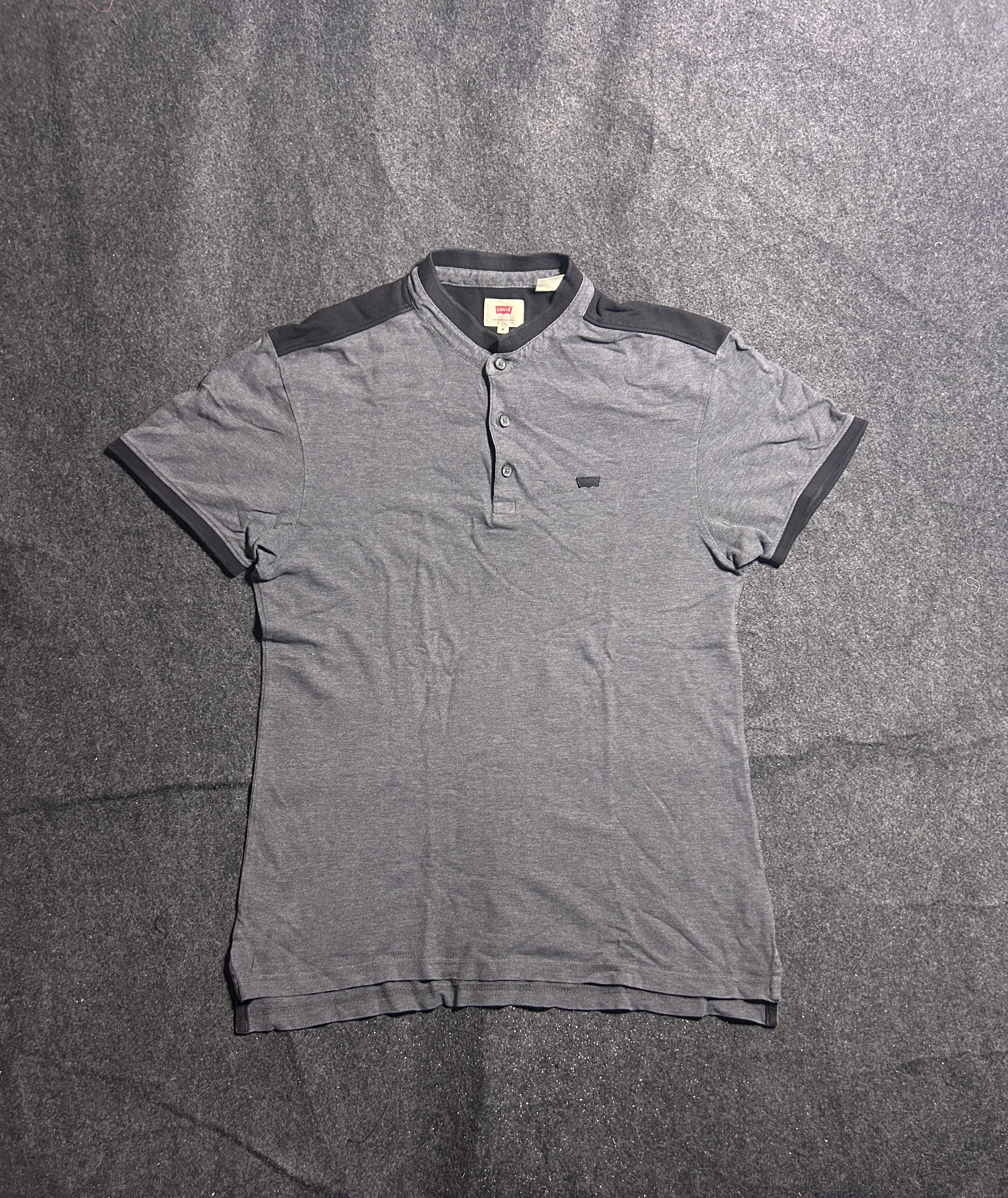 Levi’s Grey Polo T-Shirt – Contrast Collar & Shoulder Detail | M