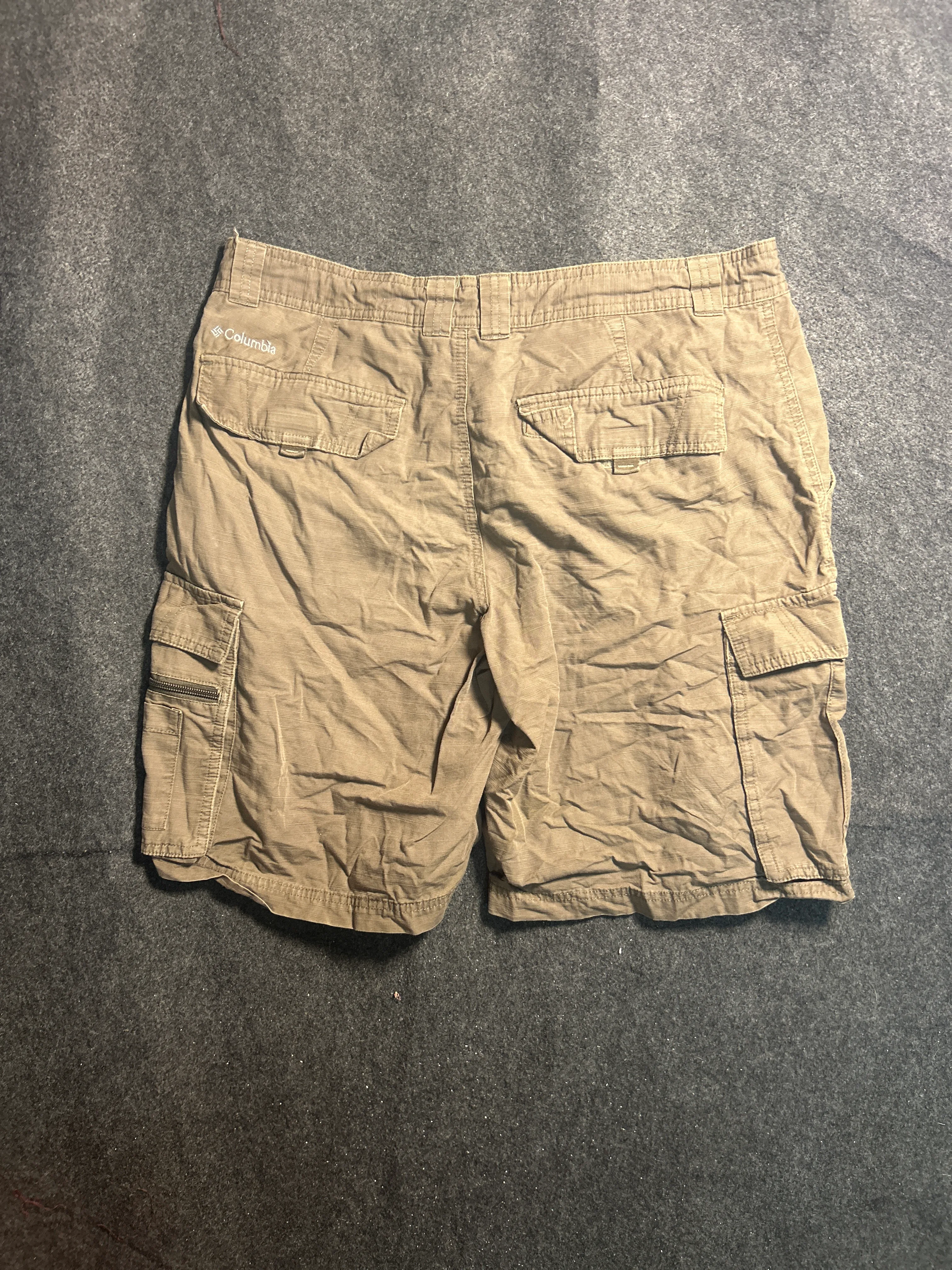 Columbia thrift shorts India detail view
