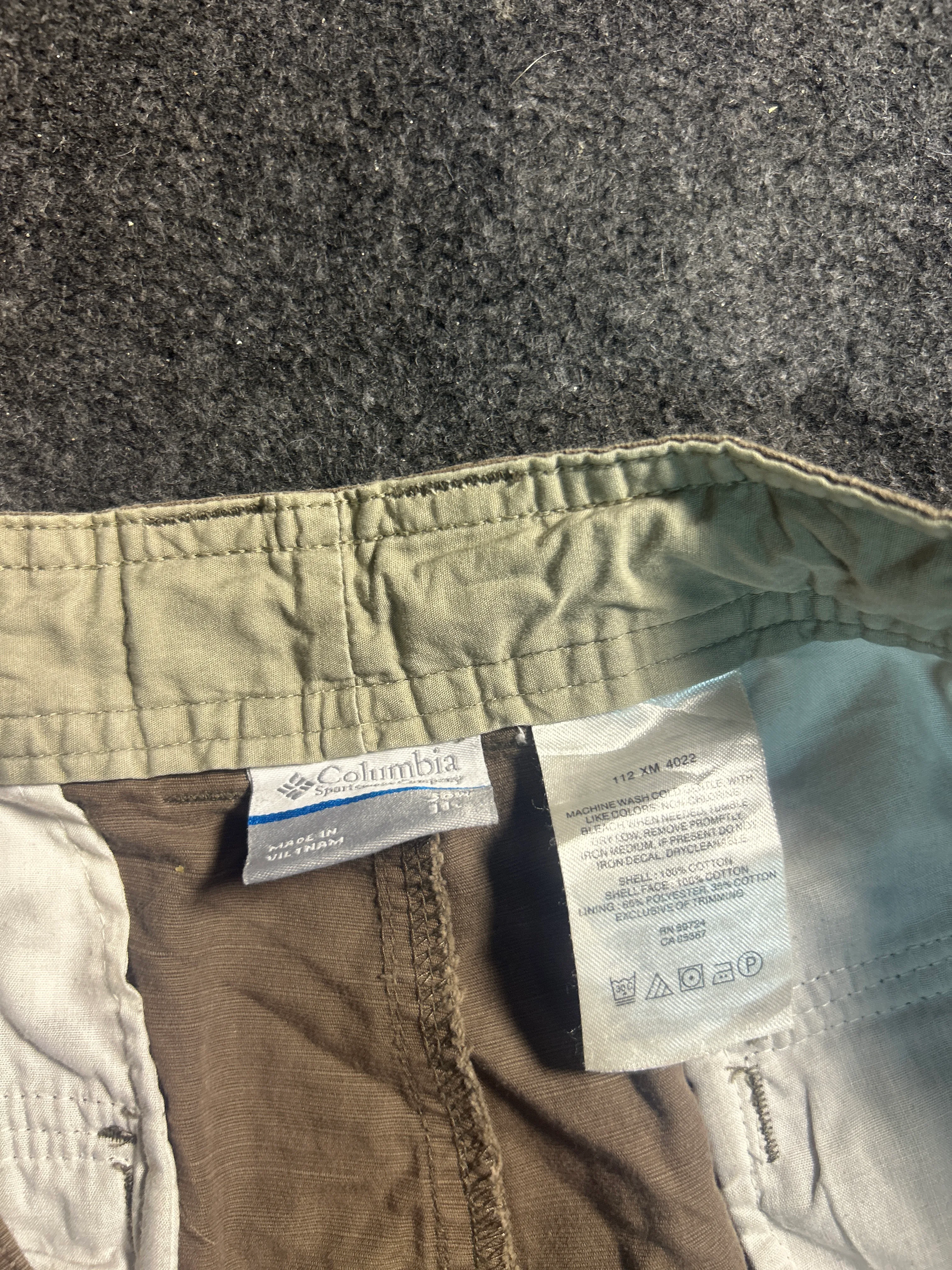 Columbia thrift shorts India close-up