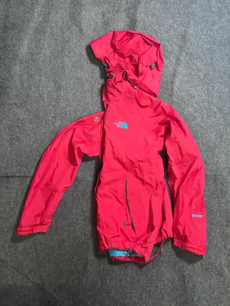 The North Face Summit Series GORE-TEX Waterproof Hooded Shell Jacket Red |M