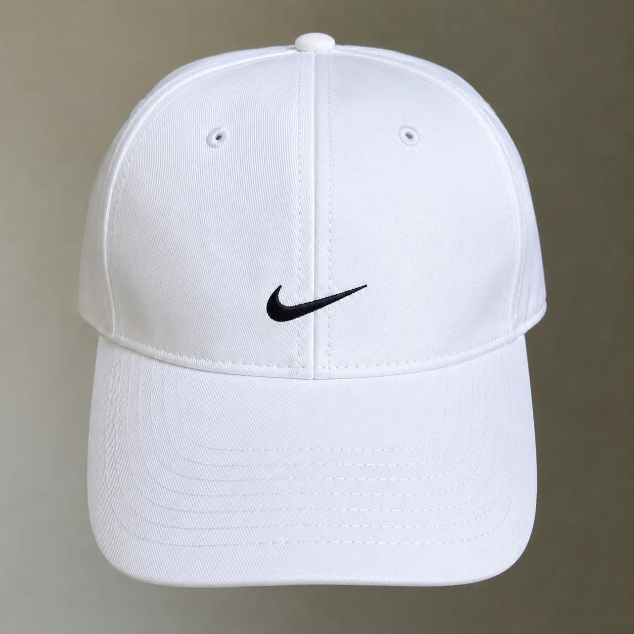 Nike White Adjustable Baseball Cap | Classic Sports Cap | Size S/M