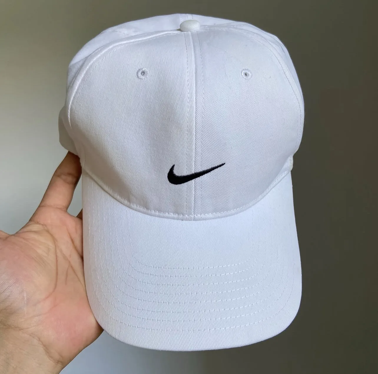 Nike White Adjustable Baseball Cap | Classic Sports Cap | Size S/M