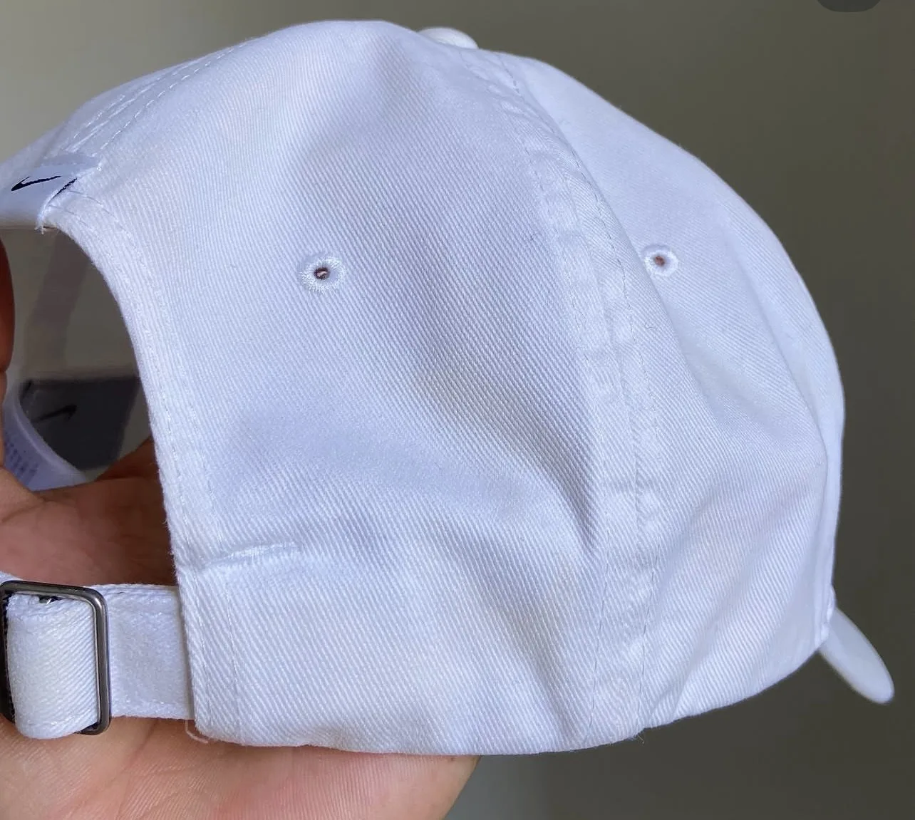 Nike White Adjustable Baseball Cap | Classic Sports Cap | Size S/M