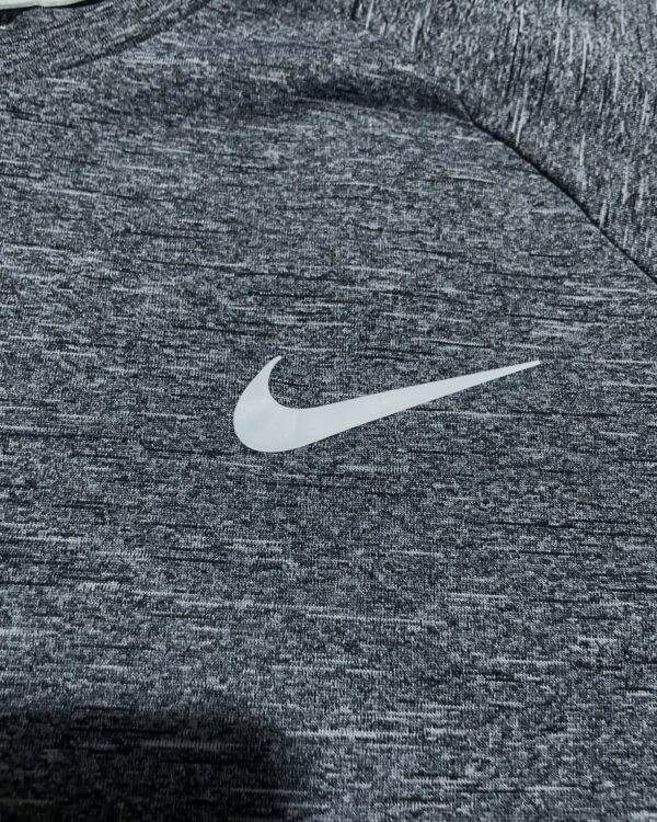 NIKE SWIM TSHIT SIZE L - Image 3