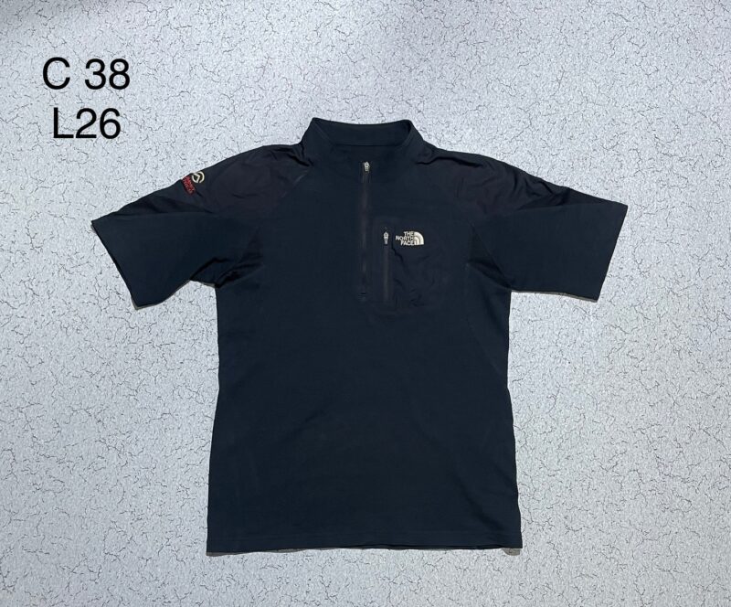 TNF tshirt half zip size M colour black summit series 

Price 650/- free shippin...