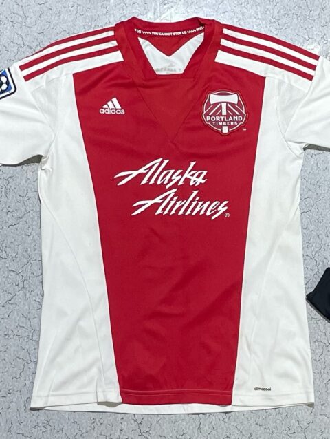 Adi*** Alaska Airlines red jersey condition 98% size M

#thriftfinds #thriftedfa...