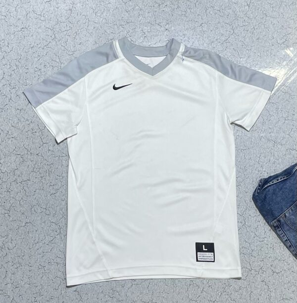 SOLD  OUT  

Dry fir imported jersey  size M condition 97%

#thriftjerseyindia #...