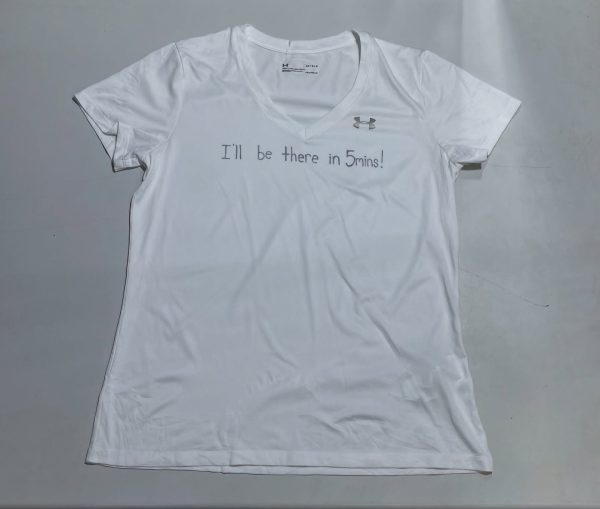 Under armour v neck tshirt size M

Chest 40
Length 26...