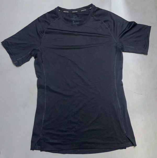 Nike pro dri fit half sleeve tshirt size S

Chest 30 stretchy 

Length 26...