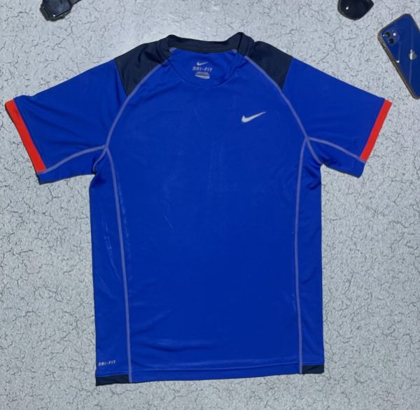Nik* dry fit gym and sports wear Tshirt size S to M

Chest 38 to 42
Length 25

C