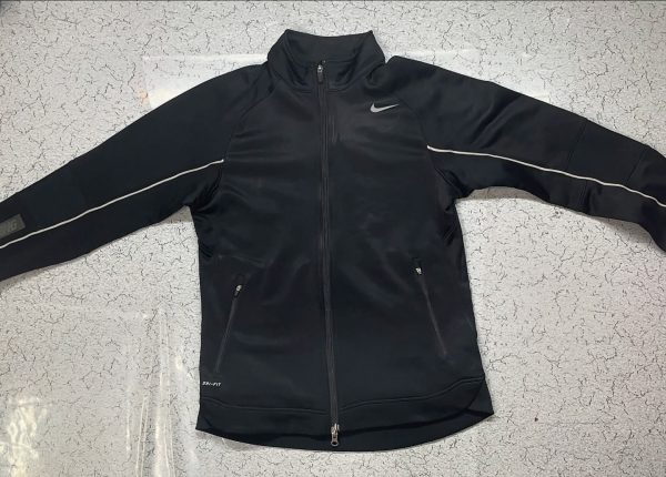 Dry fit

Size M

Chest 40

Shoulder 18

Length 26

Condition 10/9...