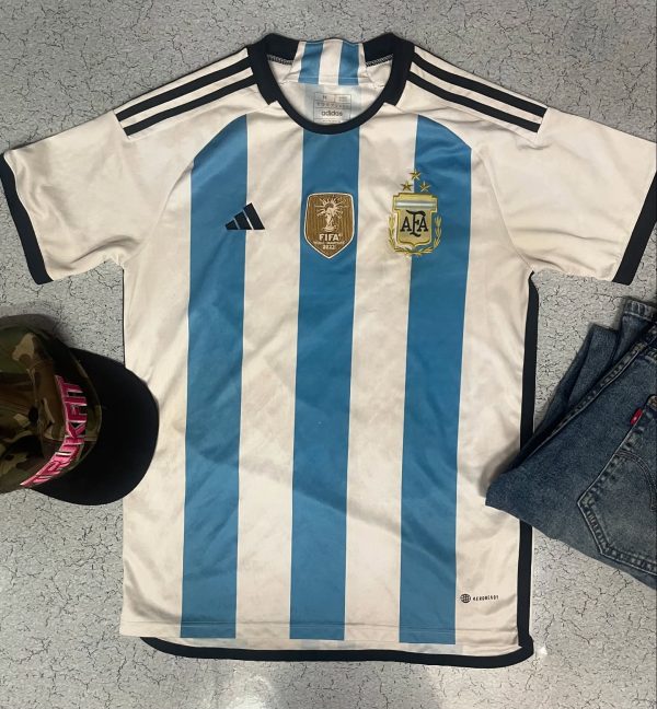 SOLD

FIFA world cup jersey 

Size Medium

Chest 38 -40 

Length 28

Condition 1...